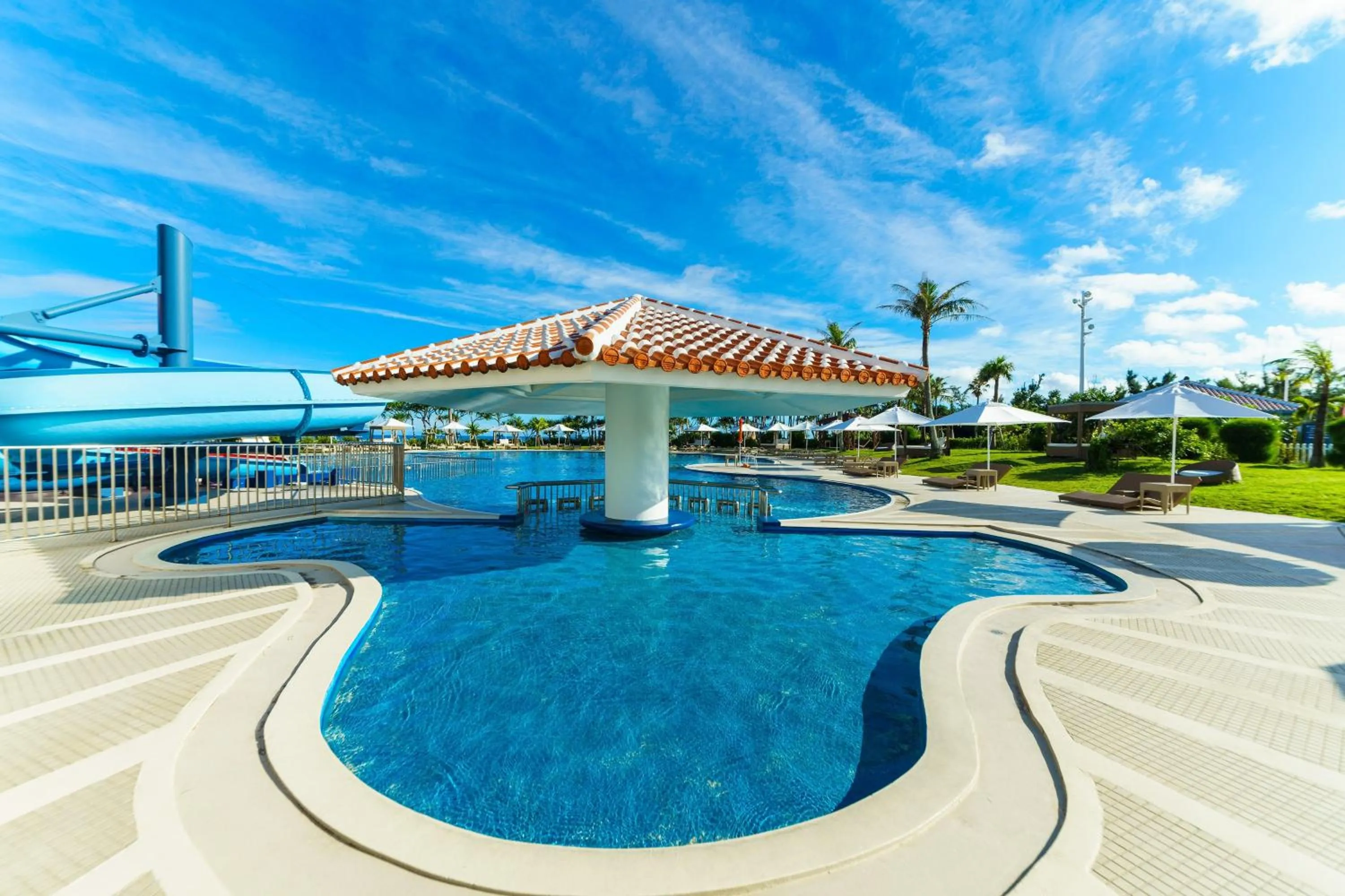 Swimming pool in Sheraton Okinawa Sunmarina Resort