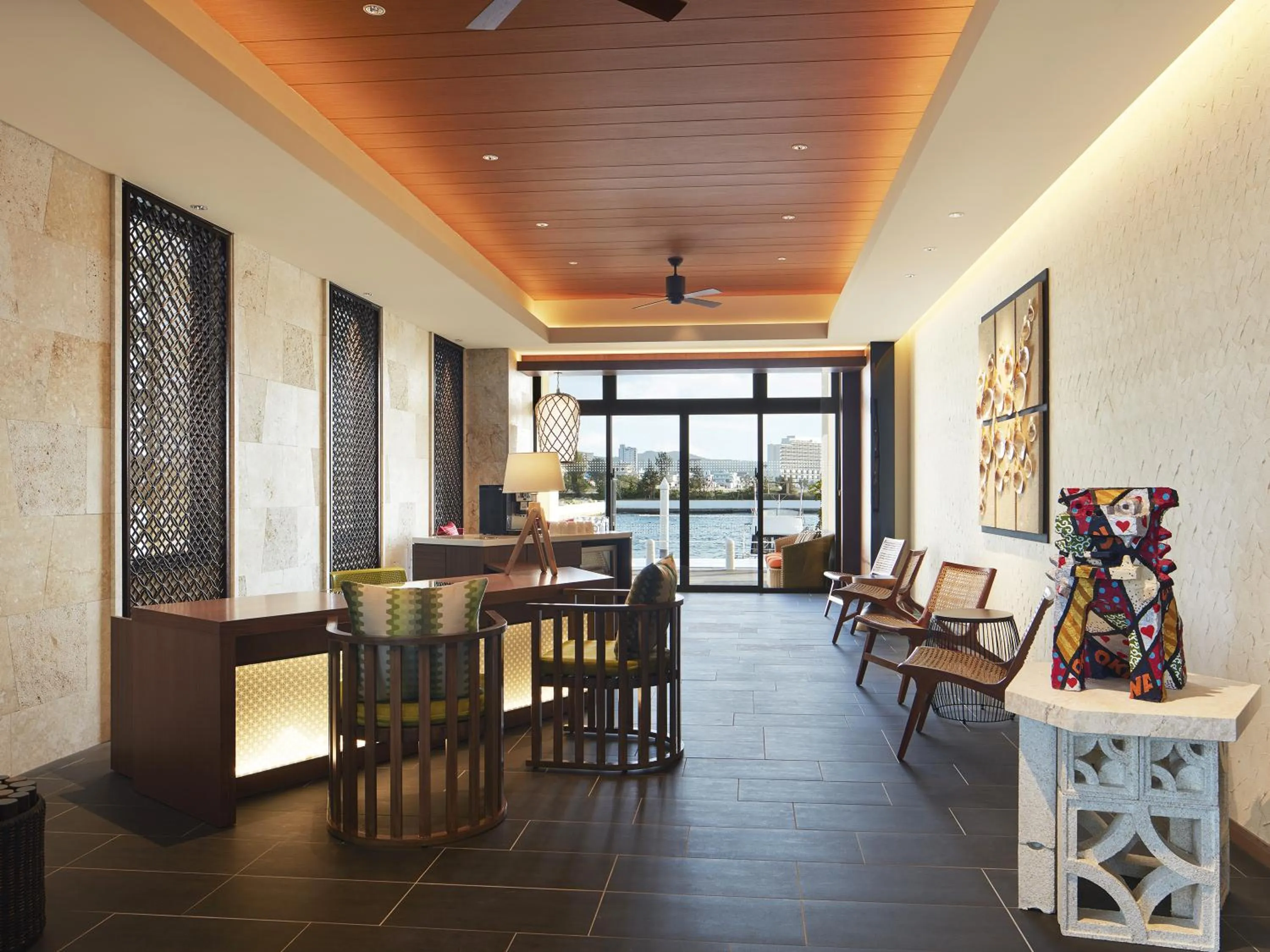 Lounge or bar in Sheraton Okinawa Sunmarina Resort