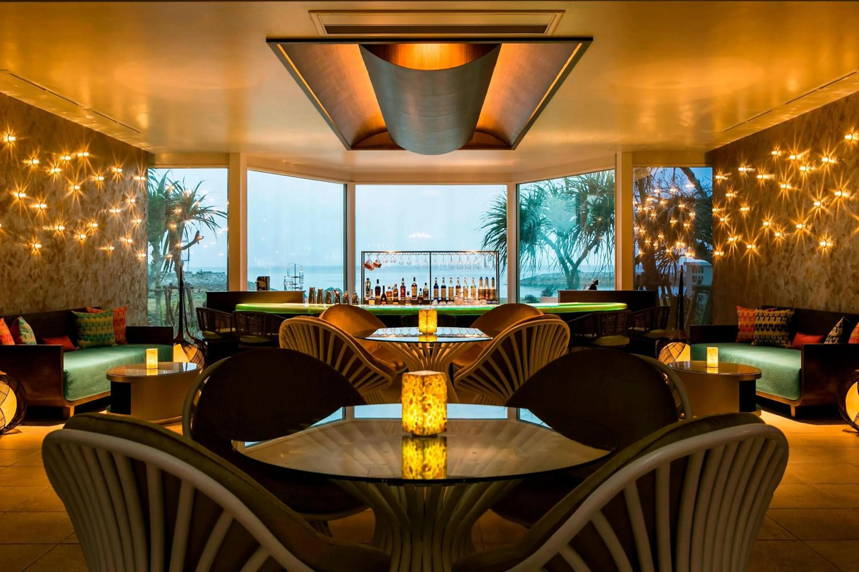 Lounge or bar in Sheraton Okinawa Sunmarina Resort
