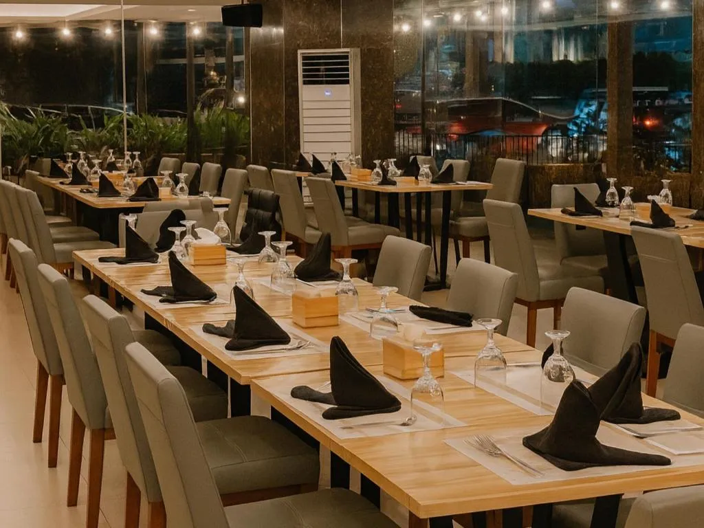 Restaurant/places to eat in Castle Peak Hotel