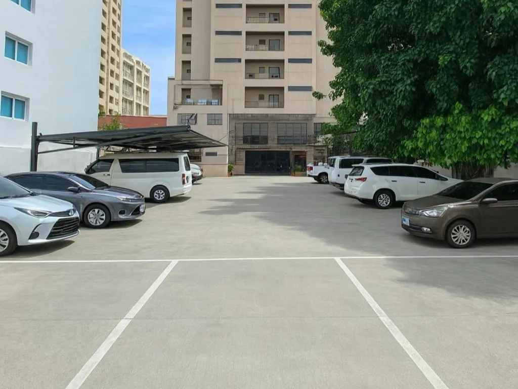 Parking in Castle Peak Hotel