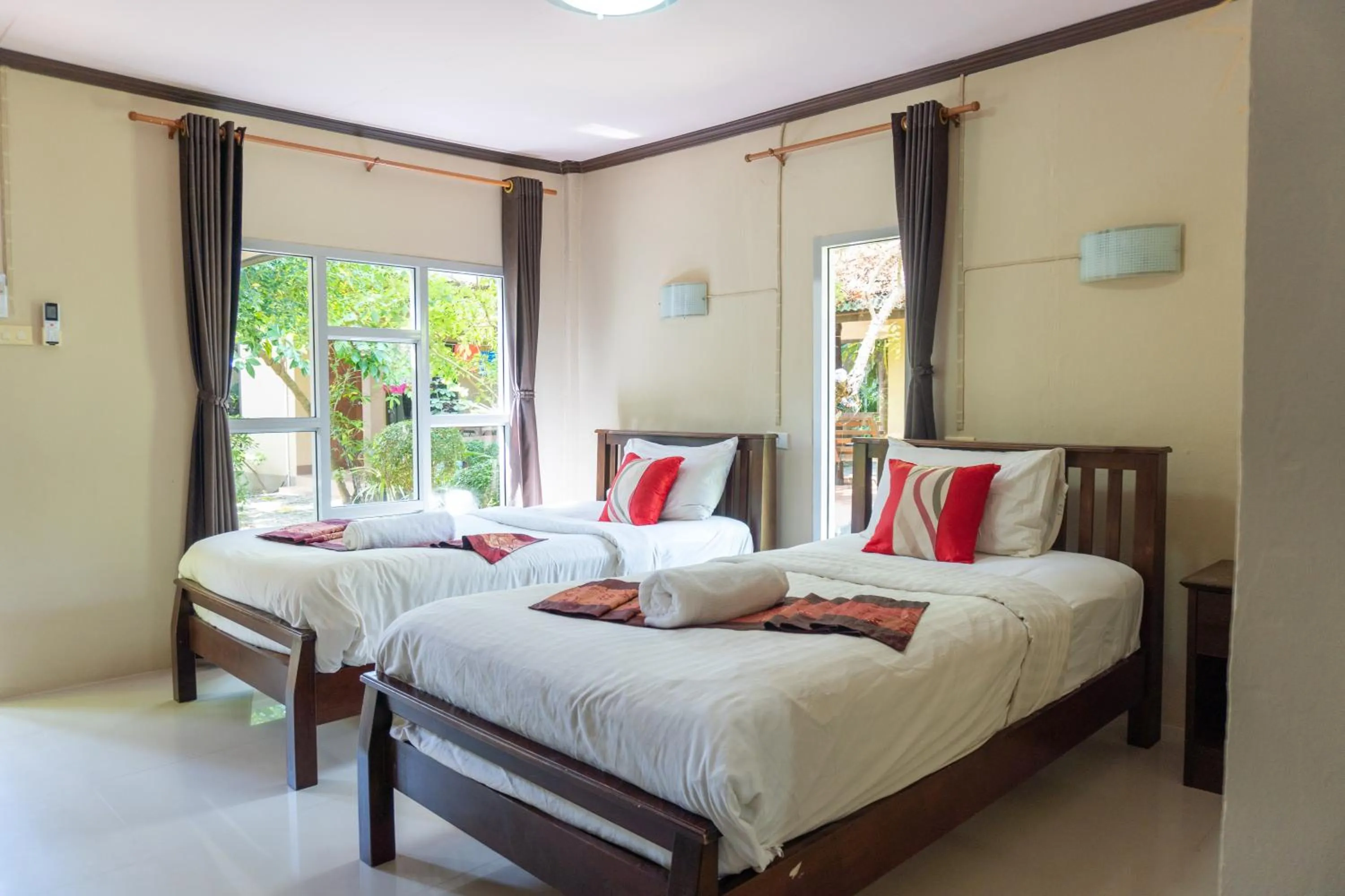 Bedroom, Bed in Lanta Riviera Beach Resort
