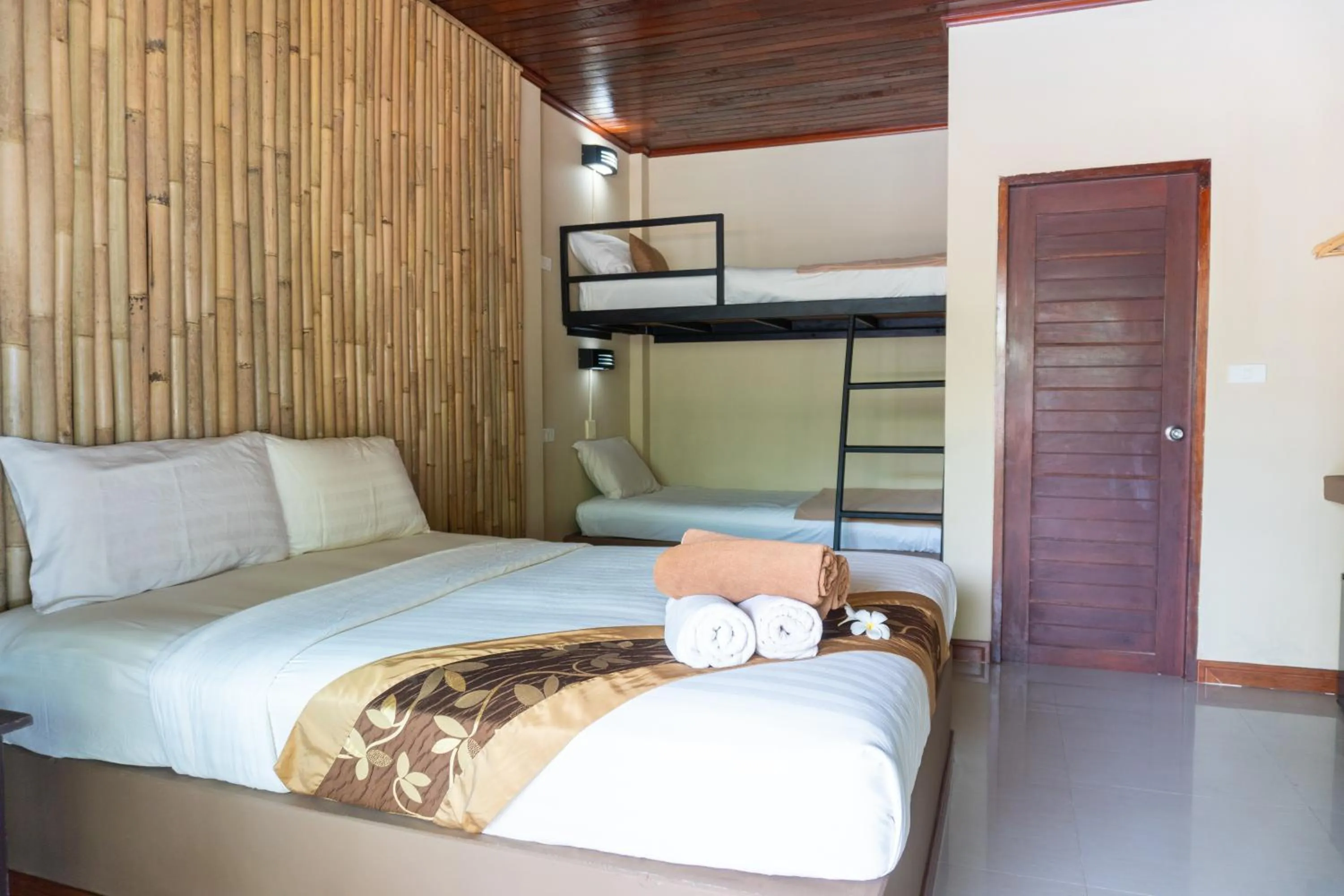 Bedroom, Bed in Lanta Riviera Beach Resort