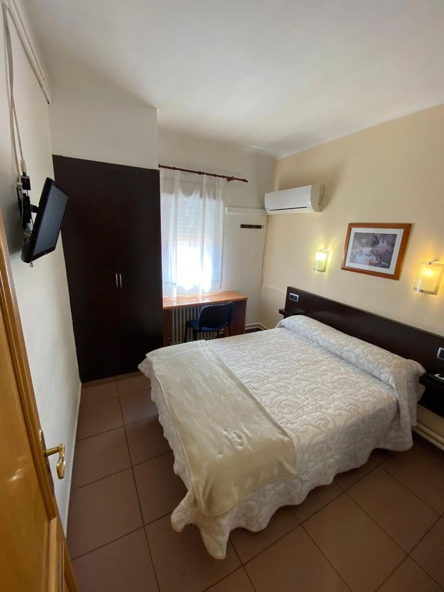Photo of the whole room, Bed in Hotel Alegret