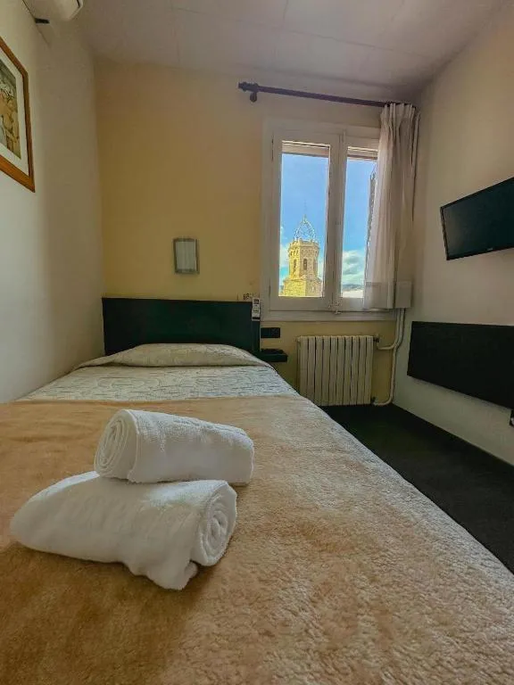 Bedroom, Bed in Hotel Alegret