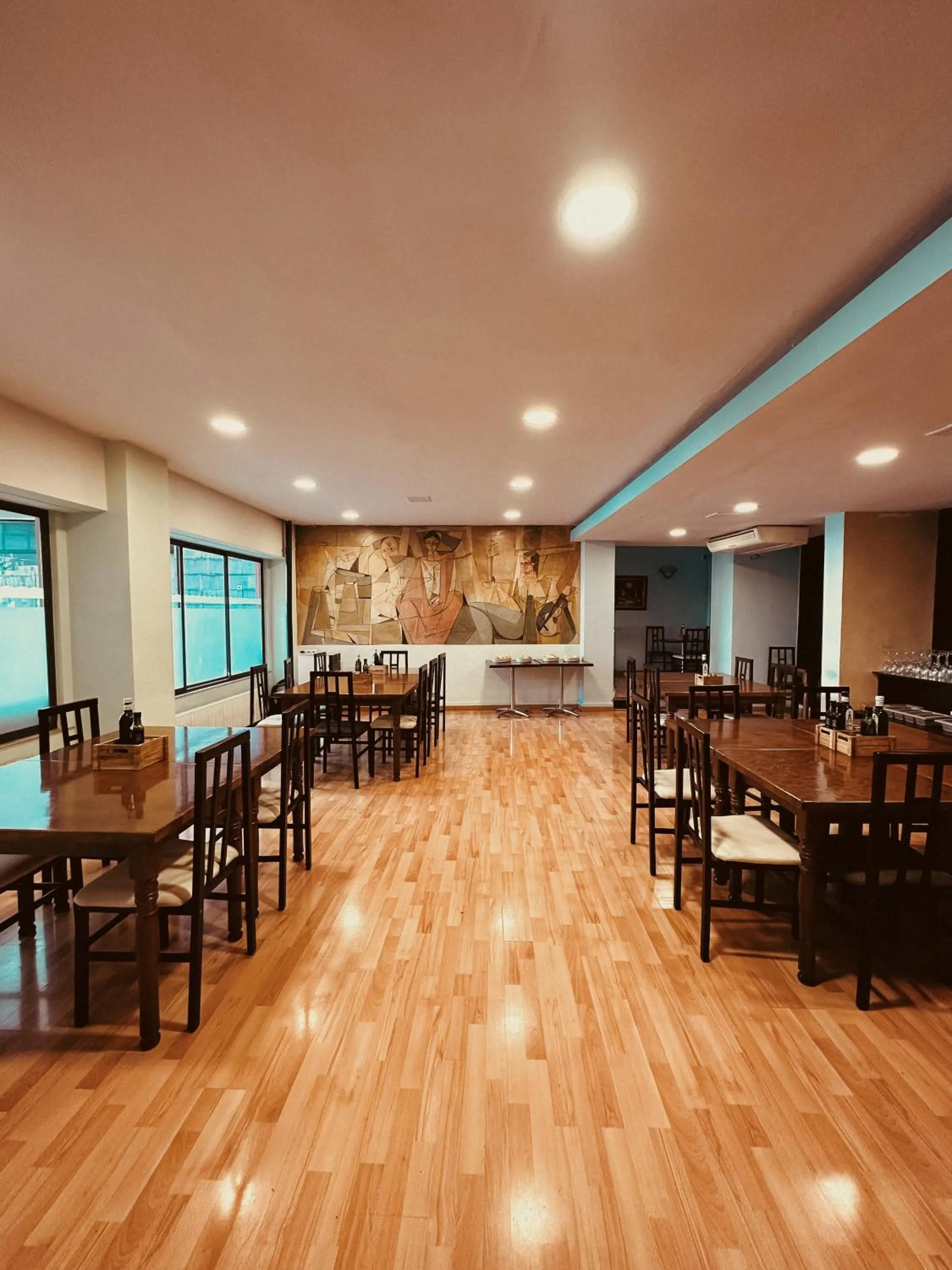 Restaurant/places to eat in Hotel Alegret