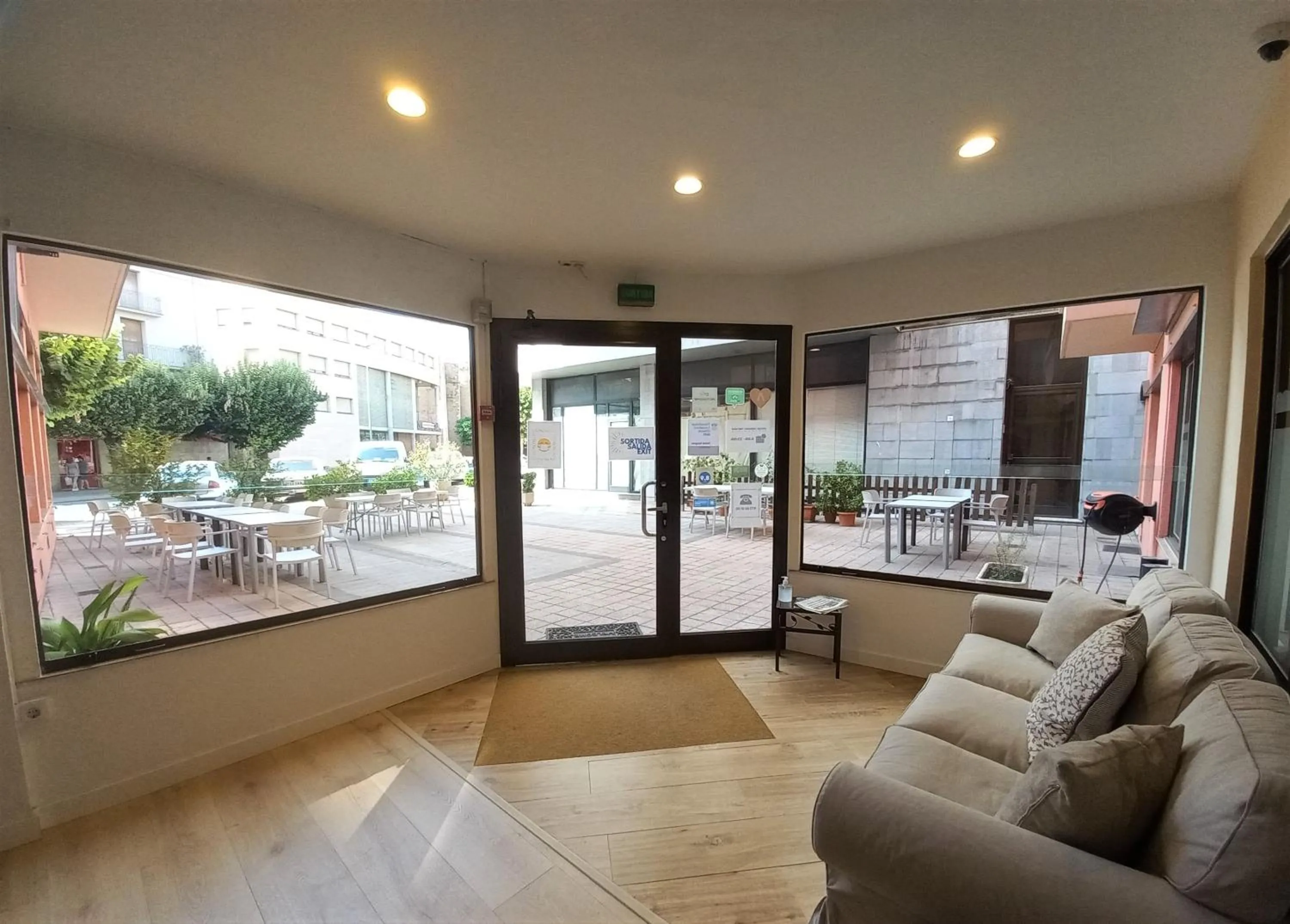 Facade/entrance in Hotel Alegret