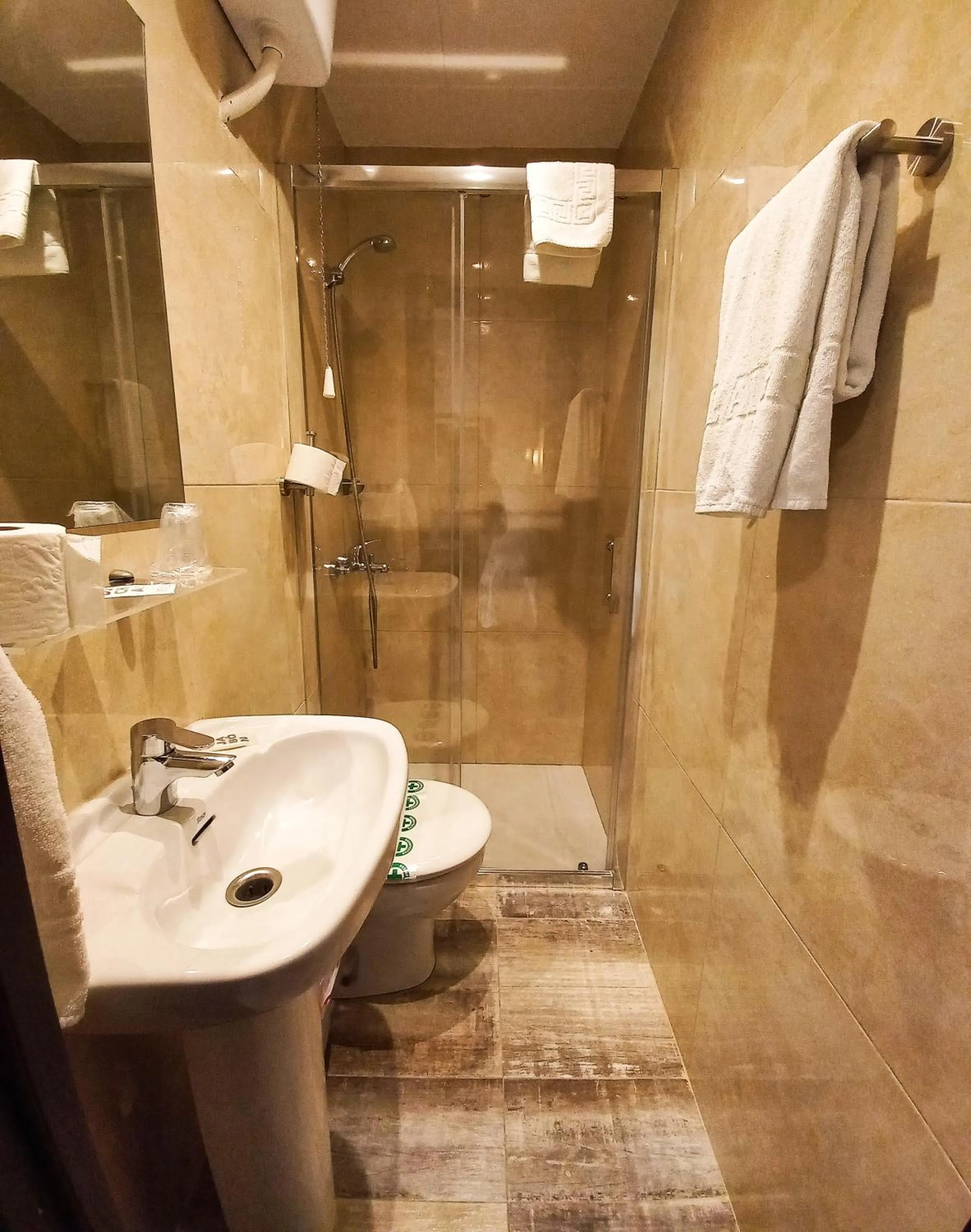 Shower in Hotel Alegret