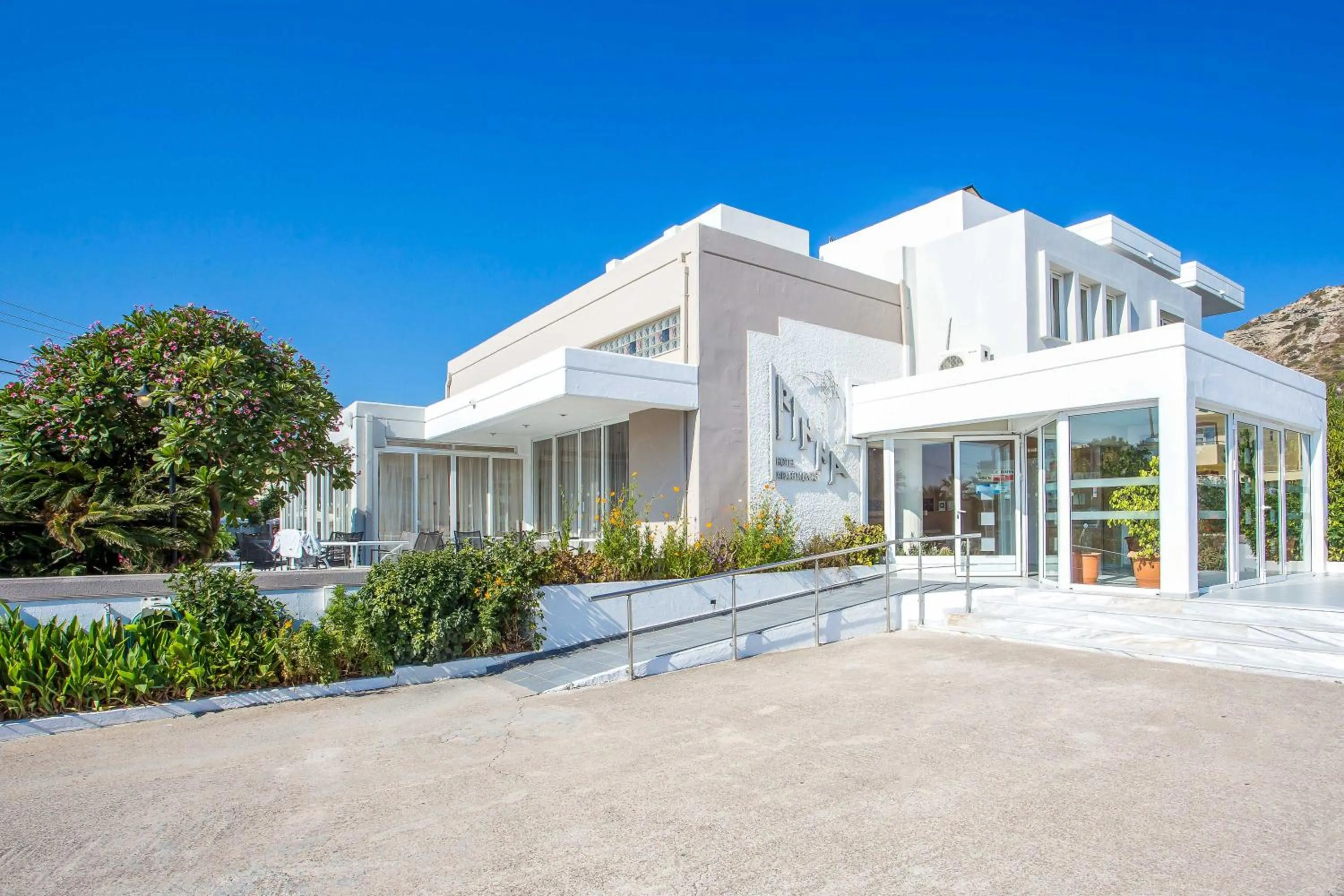 Irinna Hotel-Apartments