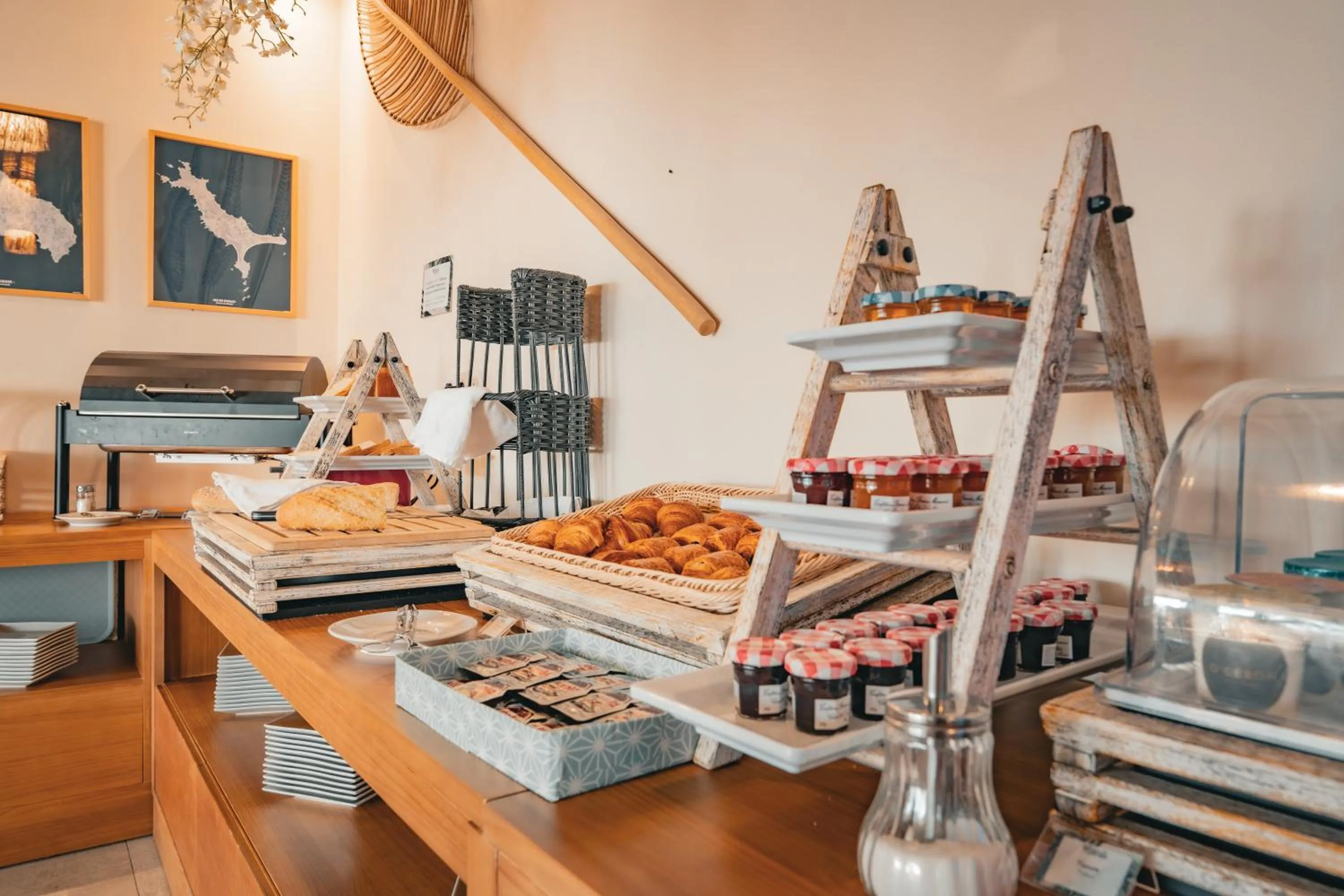 Buffet breakfast in Hôtel Édenia - Spa Estime&Sens