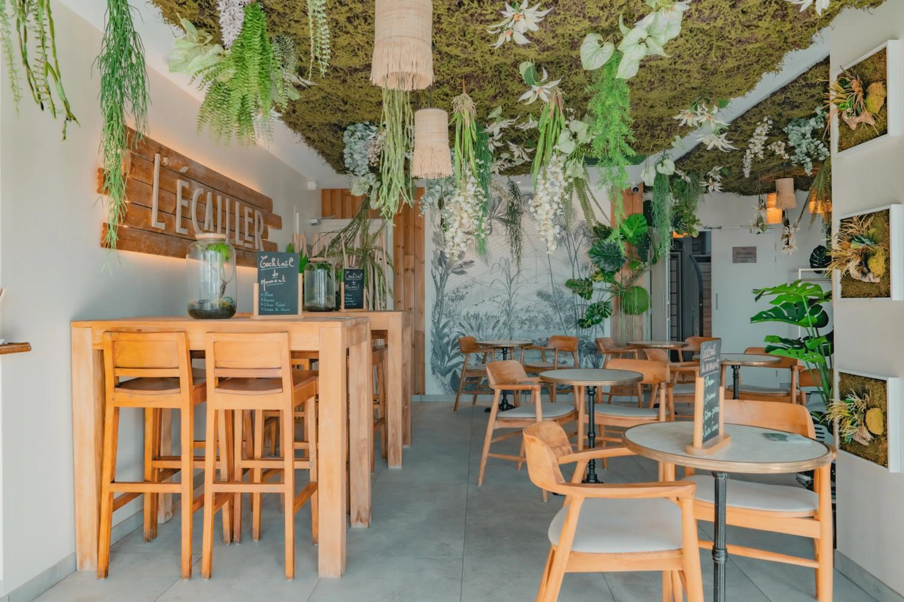 Lounge or bar in Hôtel Édenia - Spa Estime&Sens