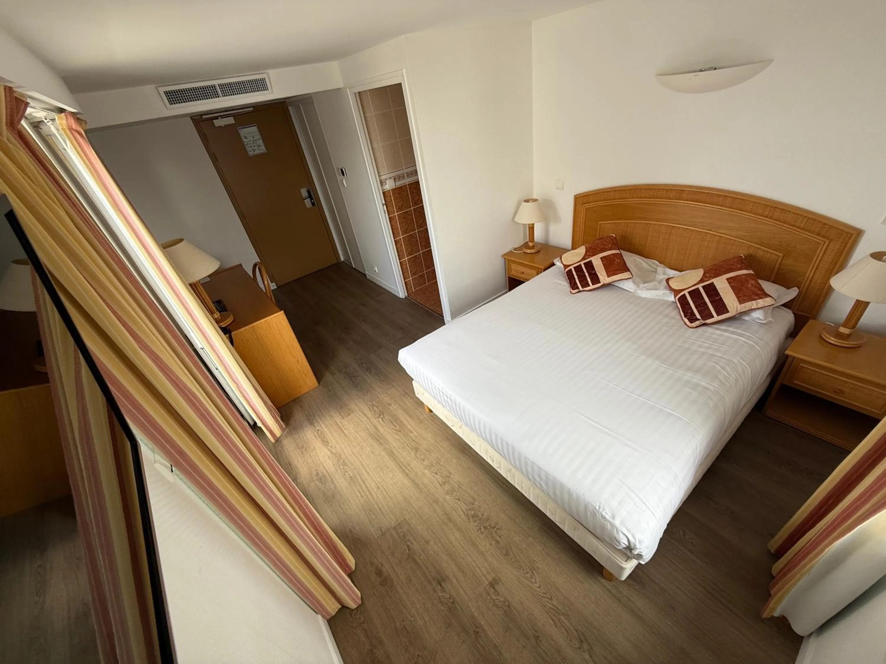 Photo of the whole room, Bed in Hôtel Édenia - Spa Estime&Sens