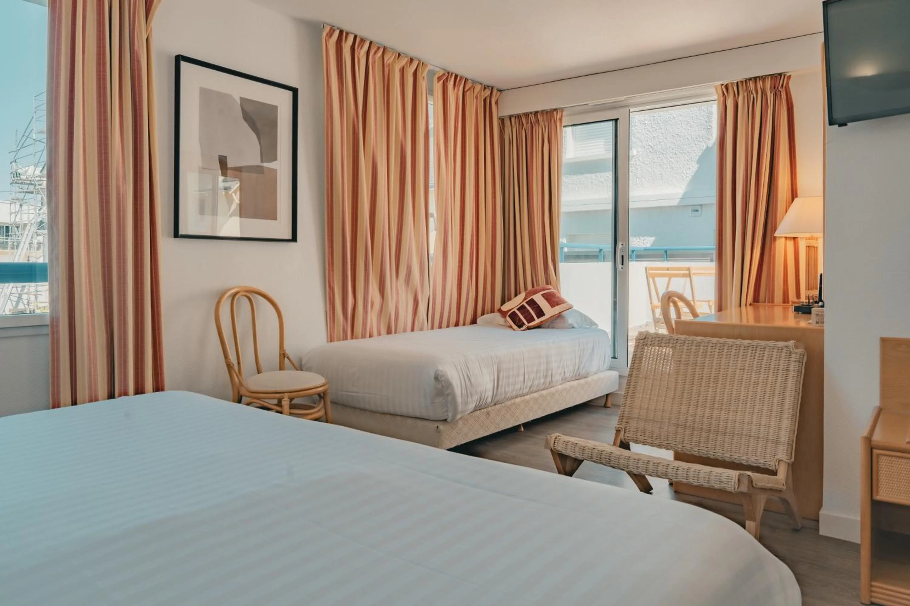 Photo of the whole room, Bed in Hôtel Édenia - Spa Estime&Sens