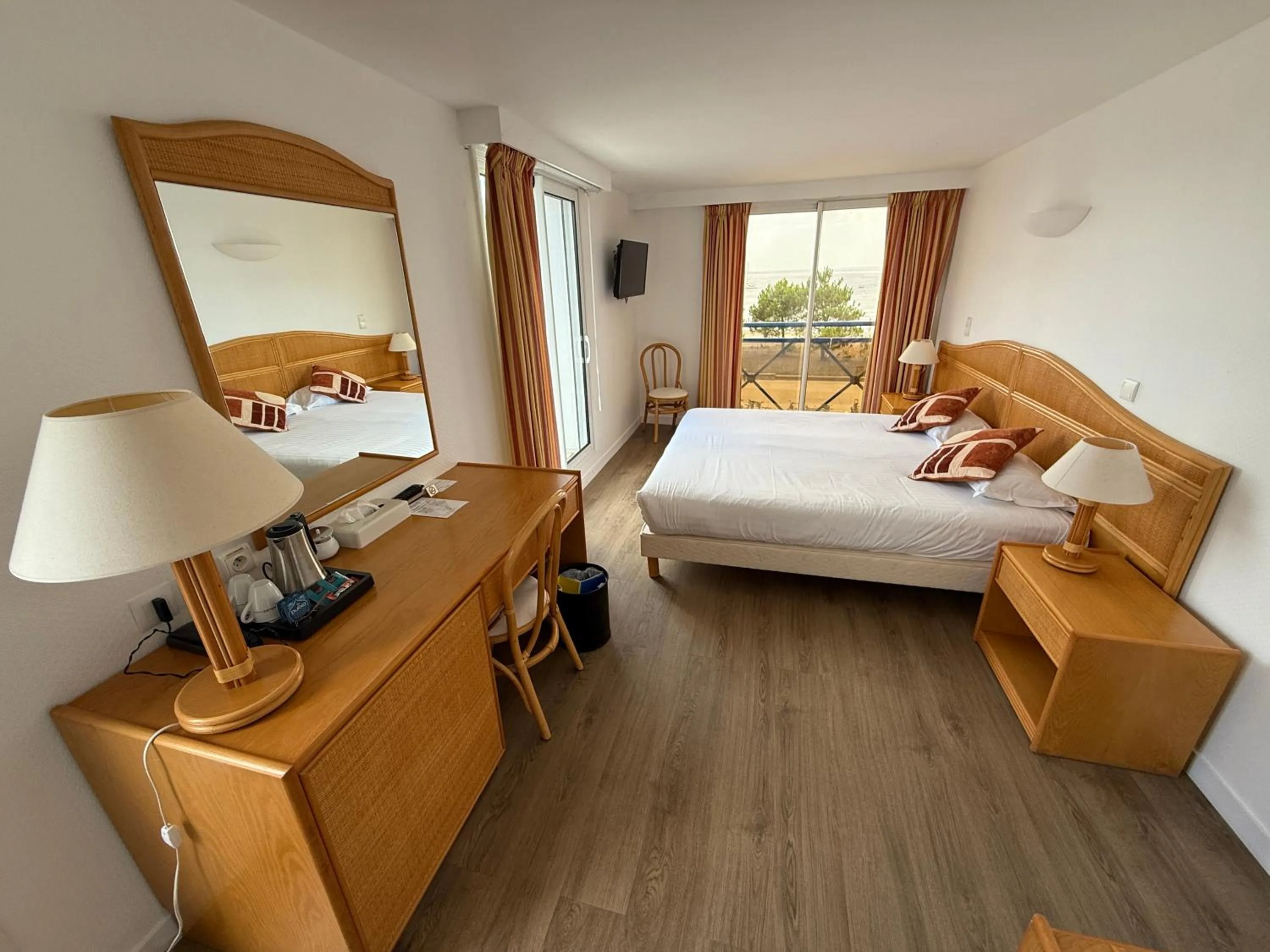 Photo of the whole room, Bed in Hôtel Édenia - Spa Estime&Sens