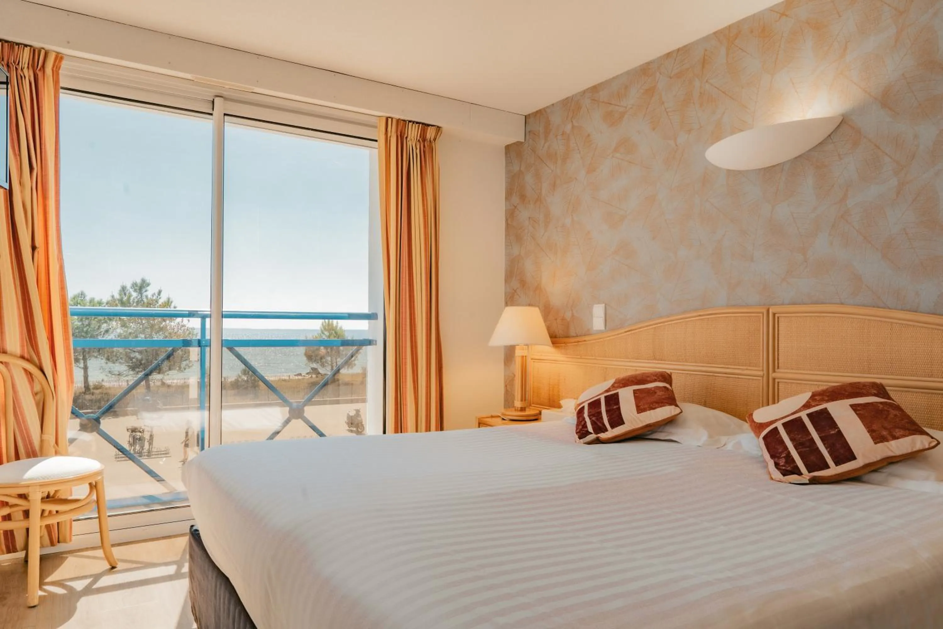 Bed in Hôtel Édenia - Spa Estime&Sens