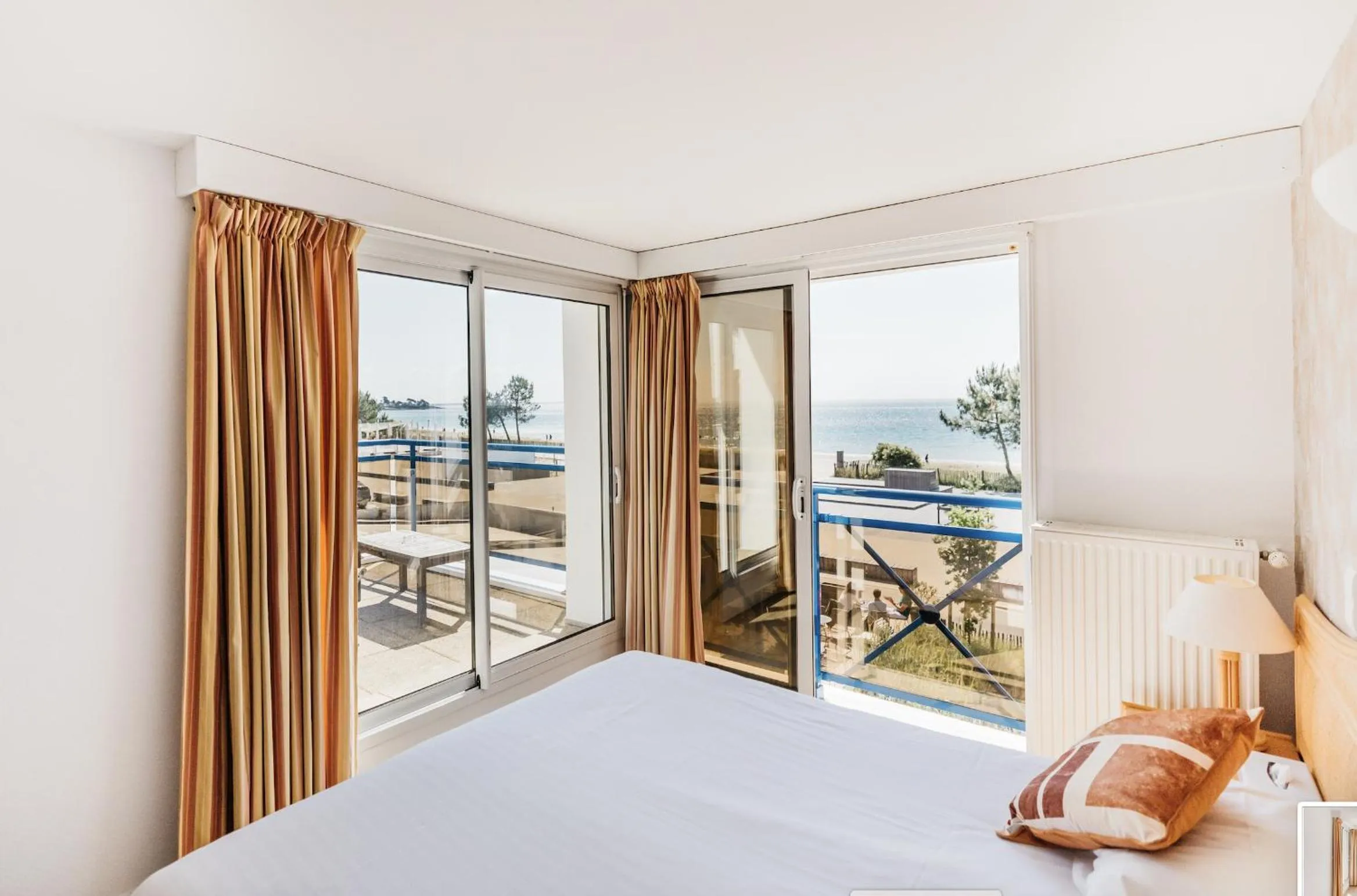 Bed in Hôtel Édenia - Spa Estime&Sens