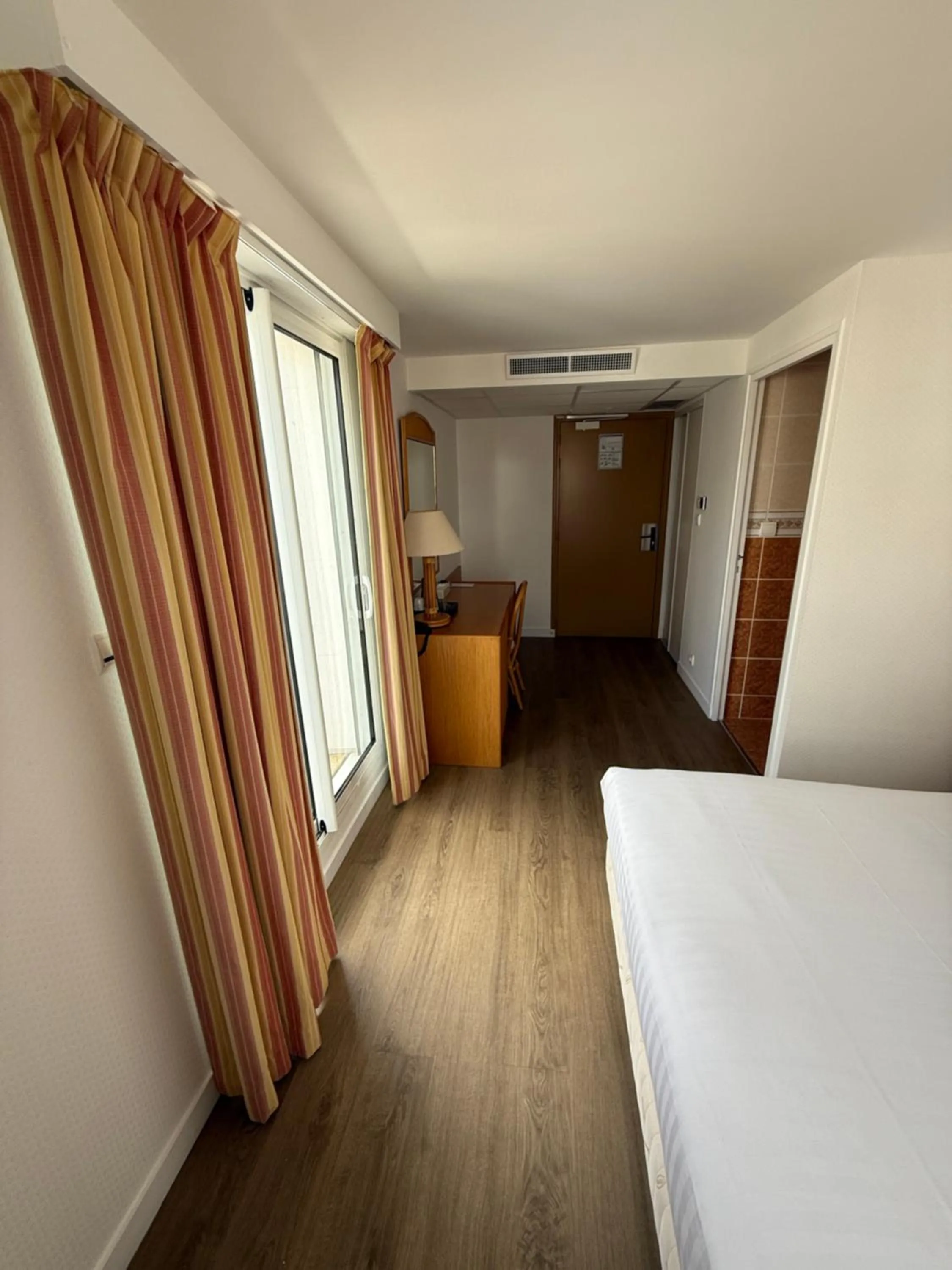 Photo of the whole room, Bed in Hôtel Édenia - Spa Estime&Sens