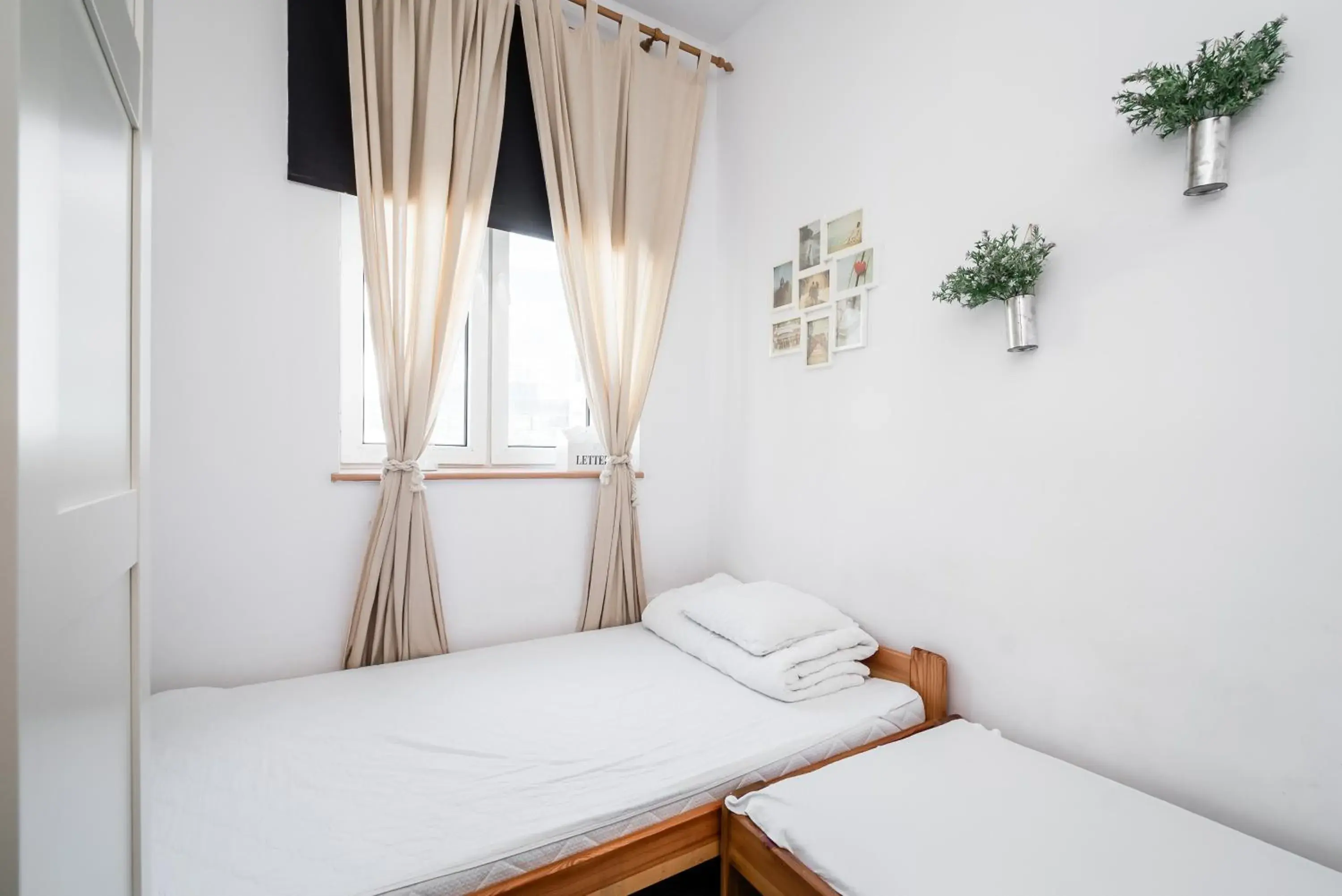 Small Twin Room - single occupancy in Master Corner Apartment Small Twin Room - single occupancy in Master Corner Apartment
