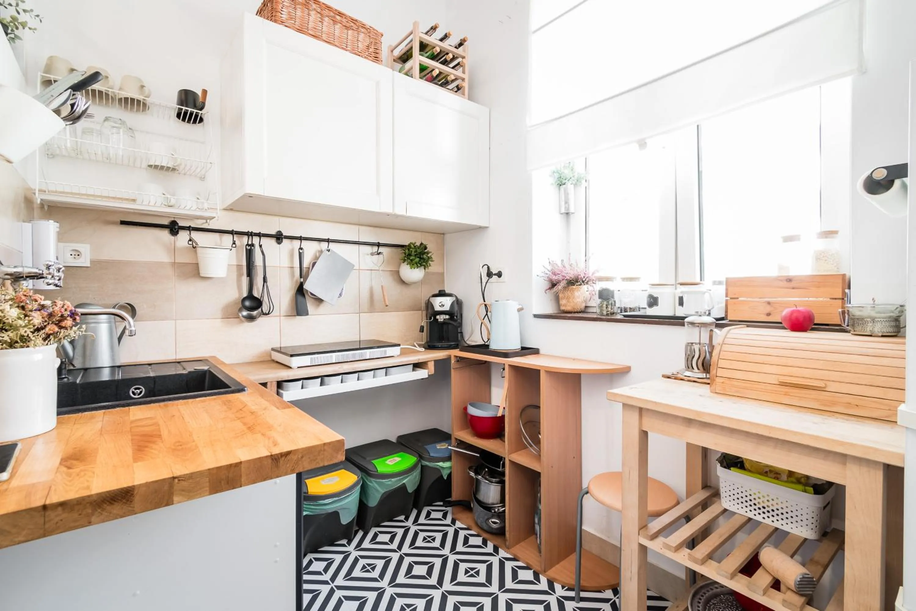 Kitchen or kitchenette in Master Corner Apartment