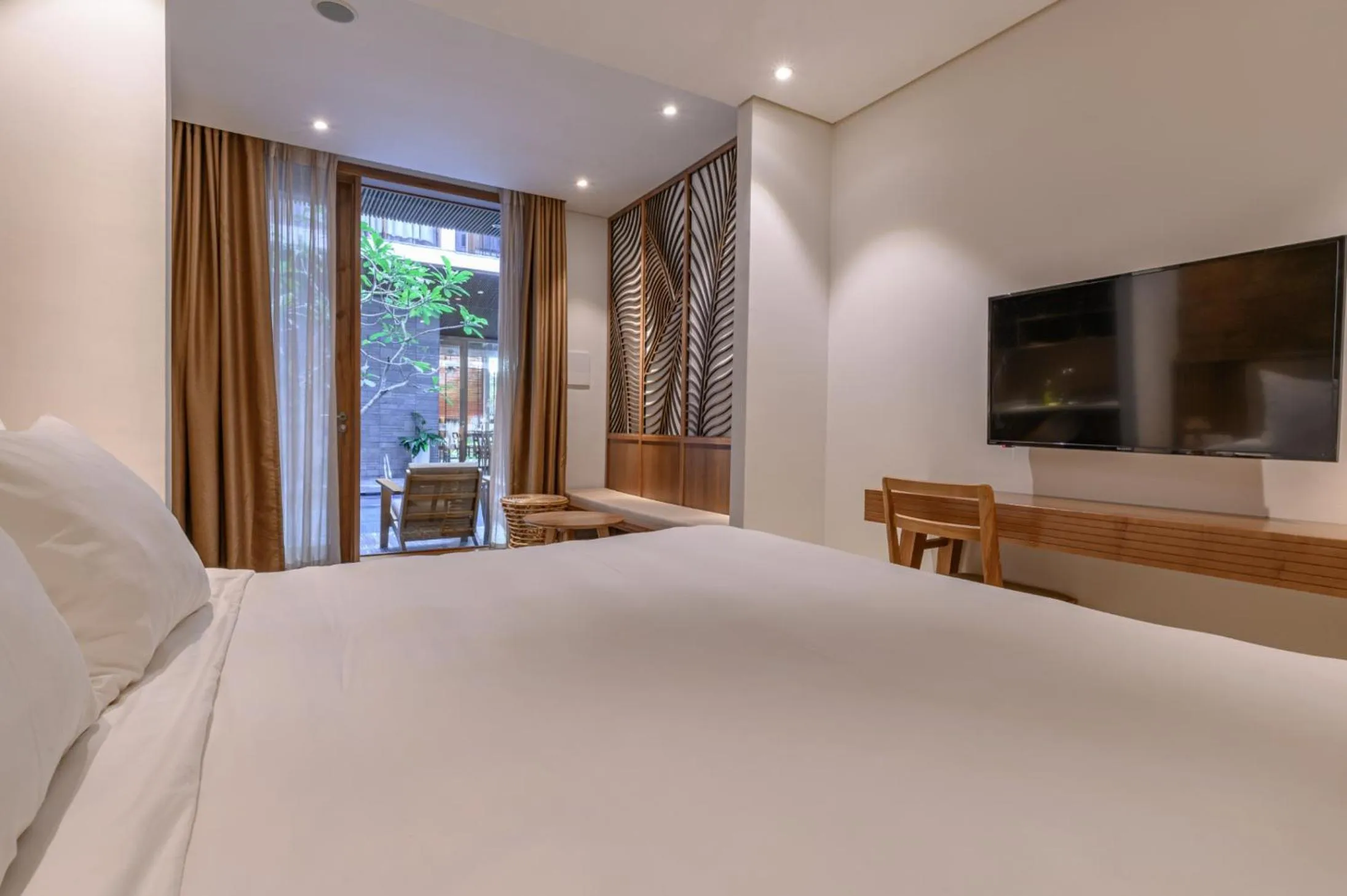 Communal lounge/ TV room, Bed in Mai's Boutique