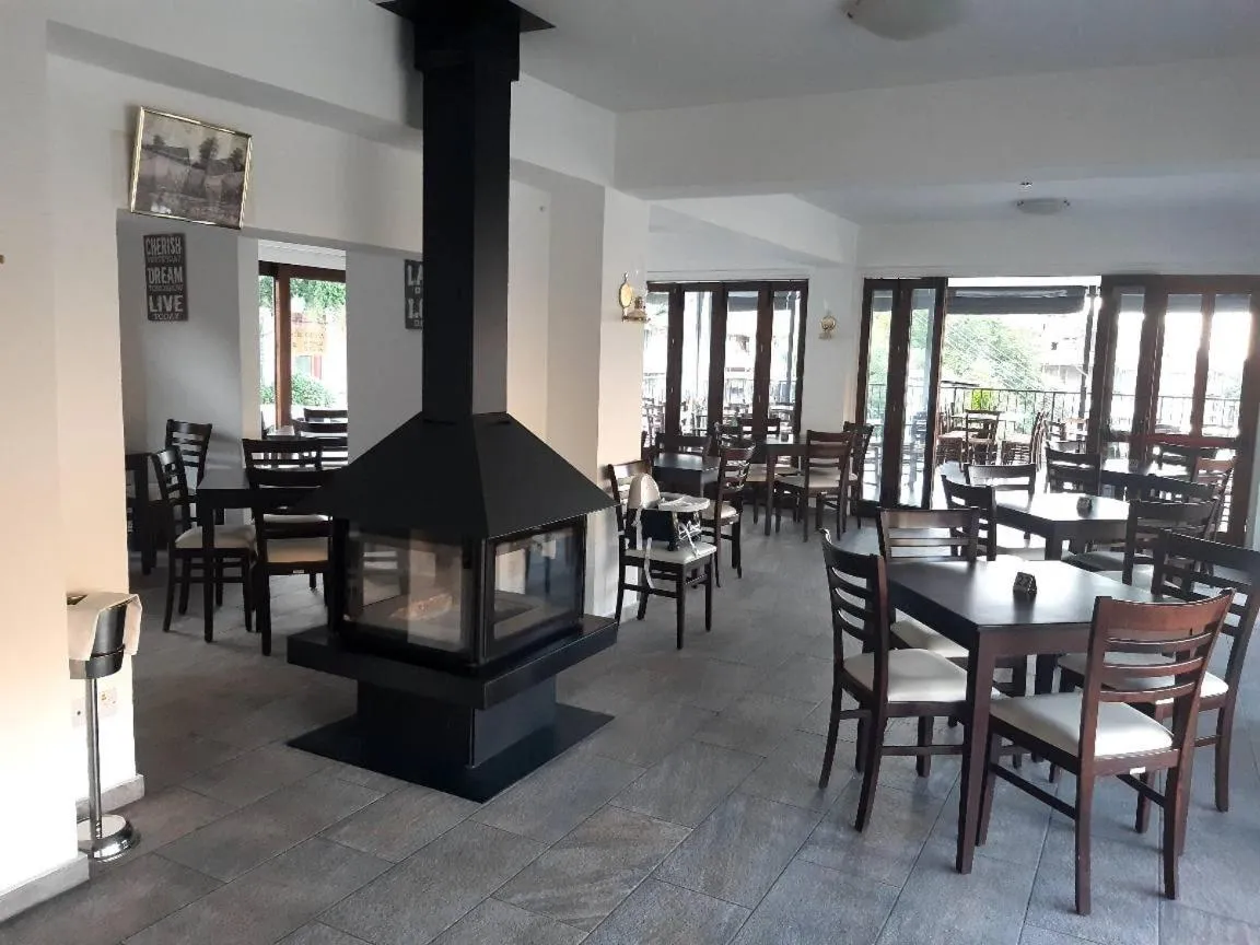 Restaurant/places to eat in Theoxenia