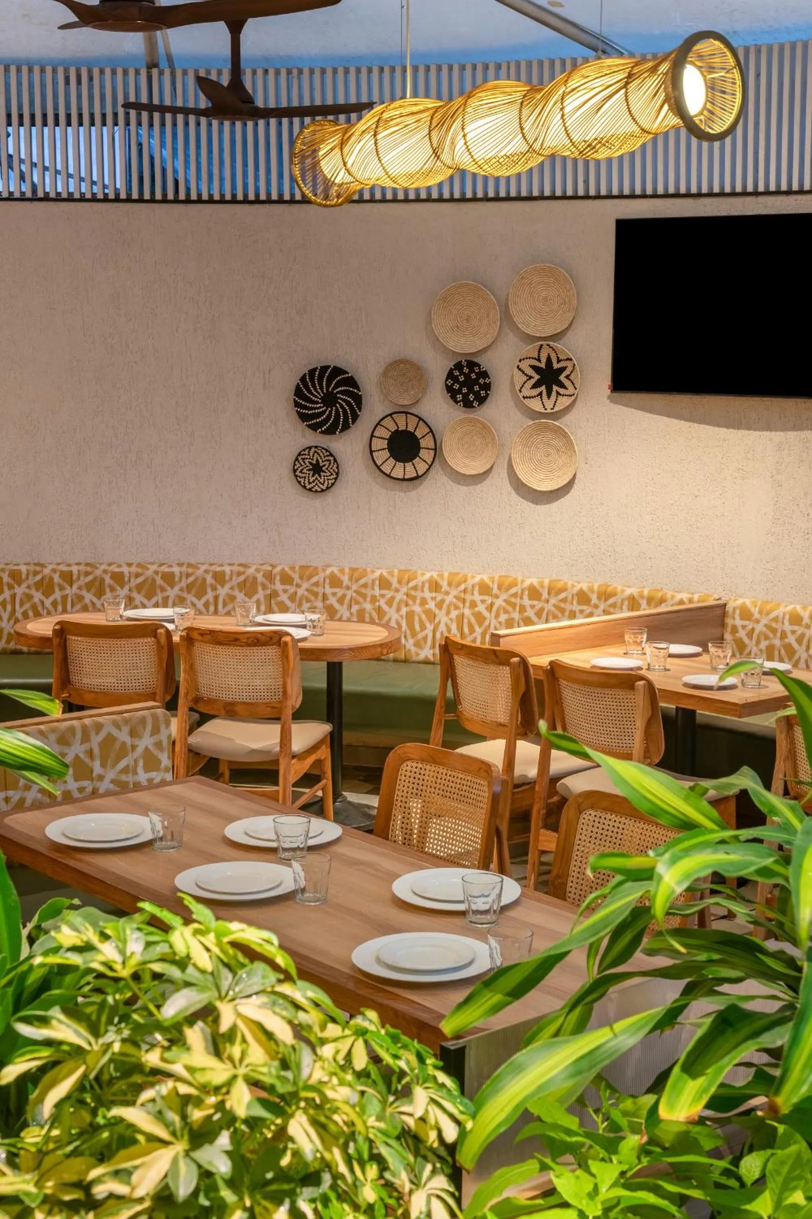 Restaurant/places to eat in Hotel Suncity Residency