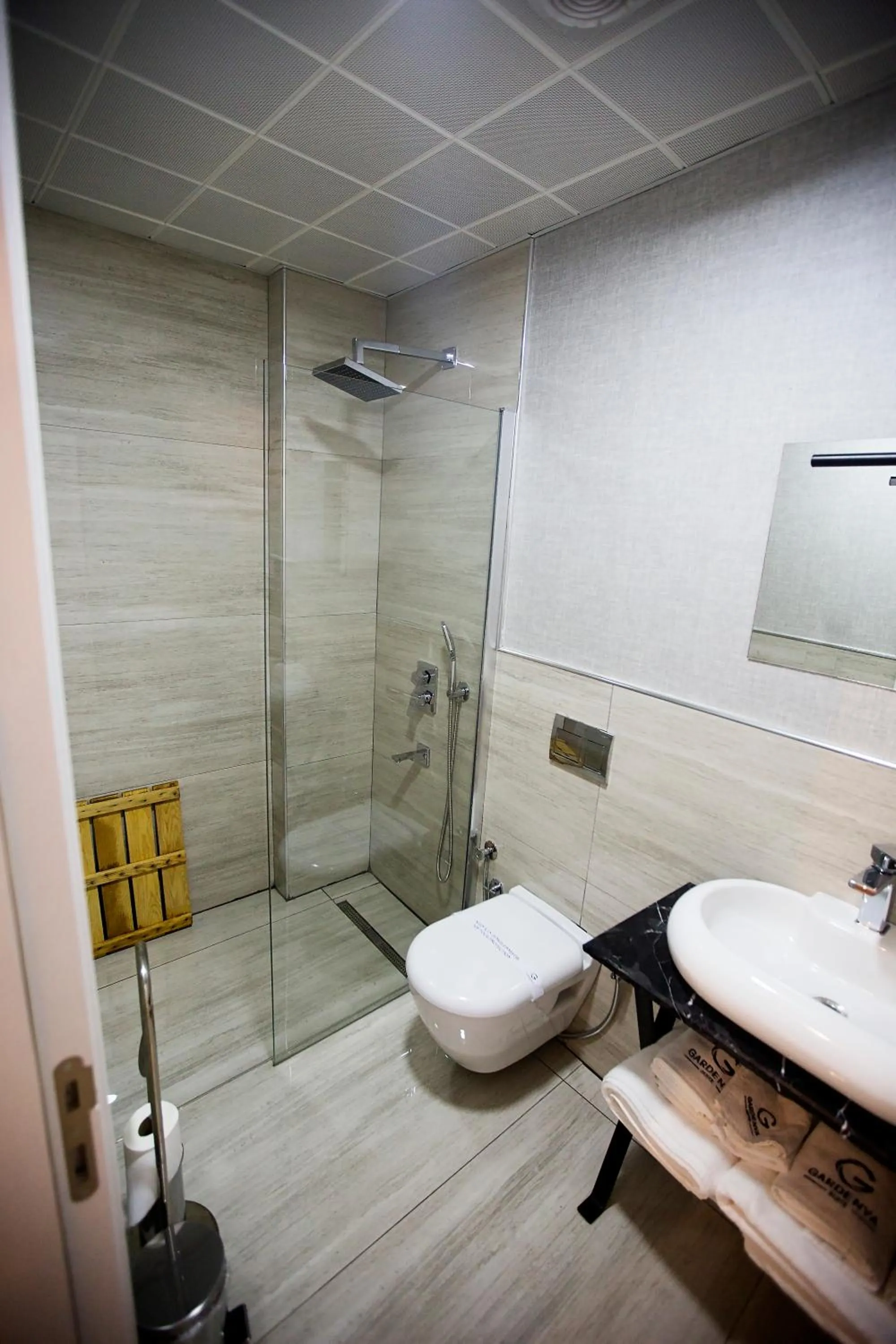 Shower in Gardenya Suite Hotel
