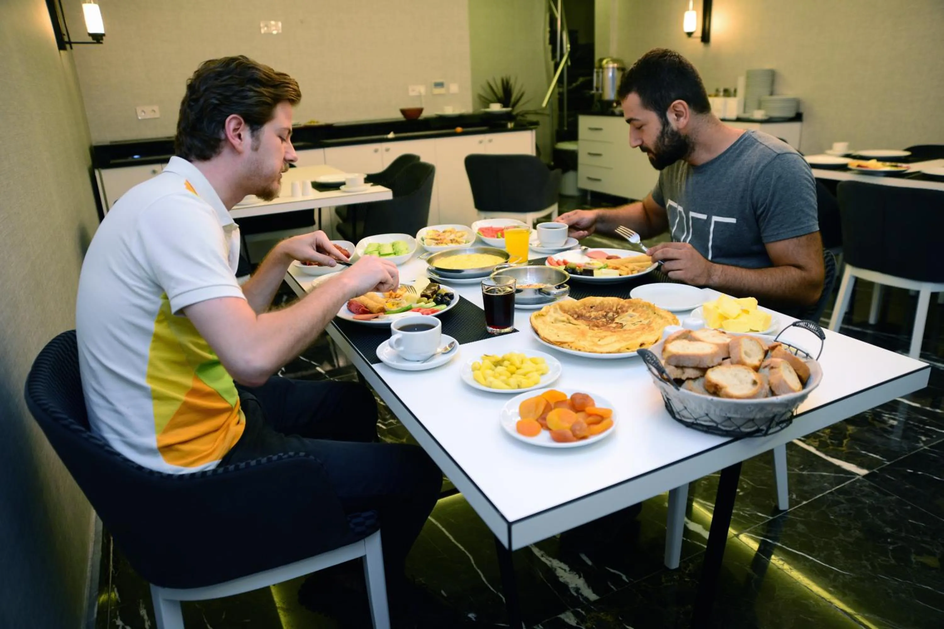 Restaurant/places to eat in Gardenya Suite Hotel