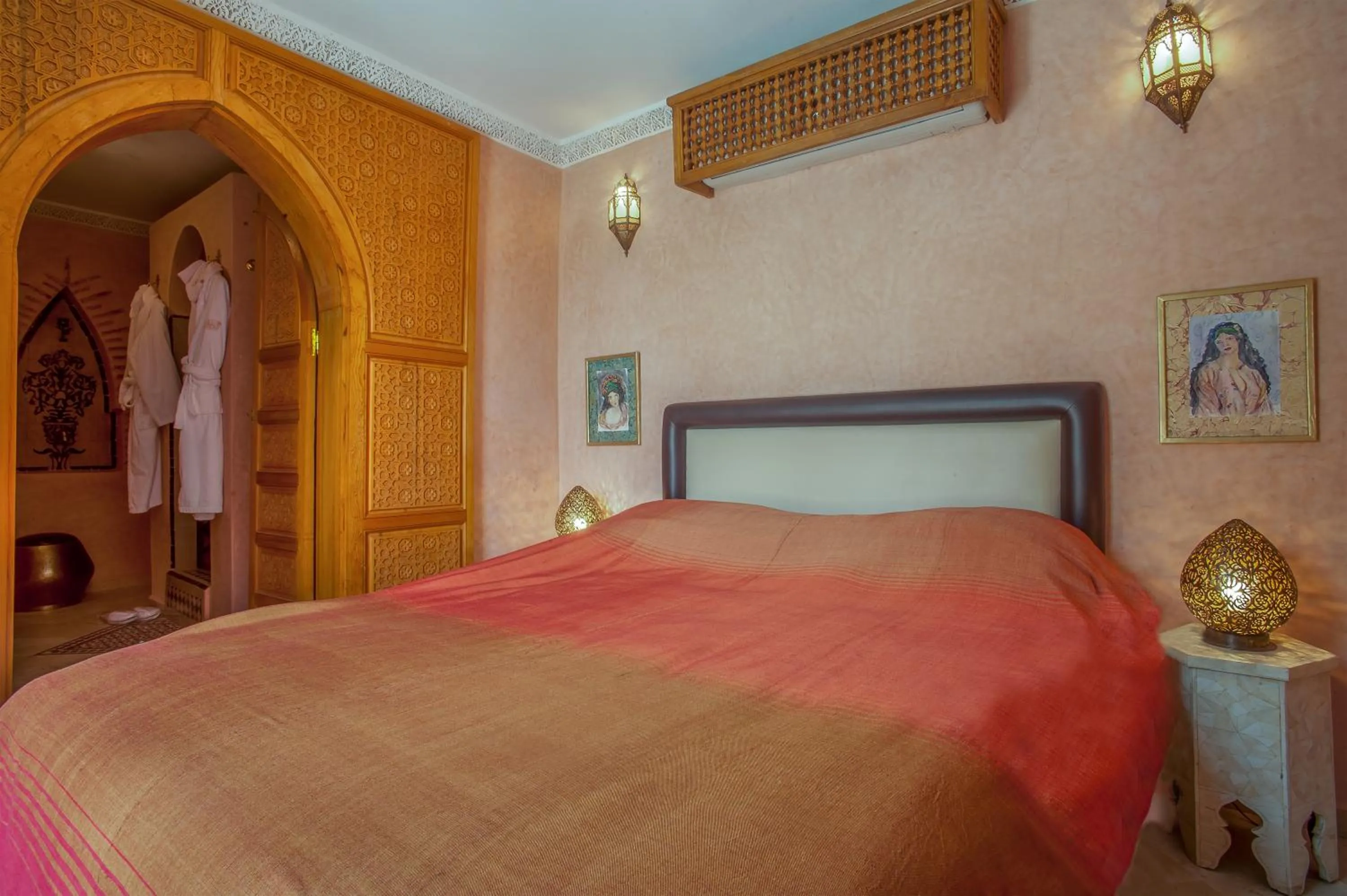 Bathroom, Bed in Riad & Spa Laurence Olivier