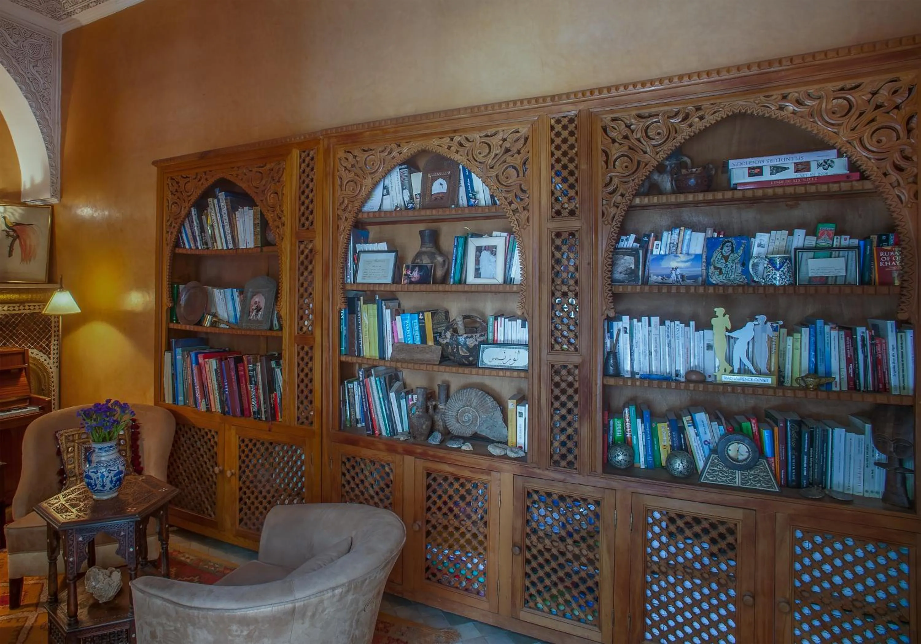 Library in Riad & Spa Laurence Olivier
