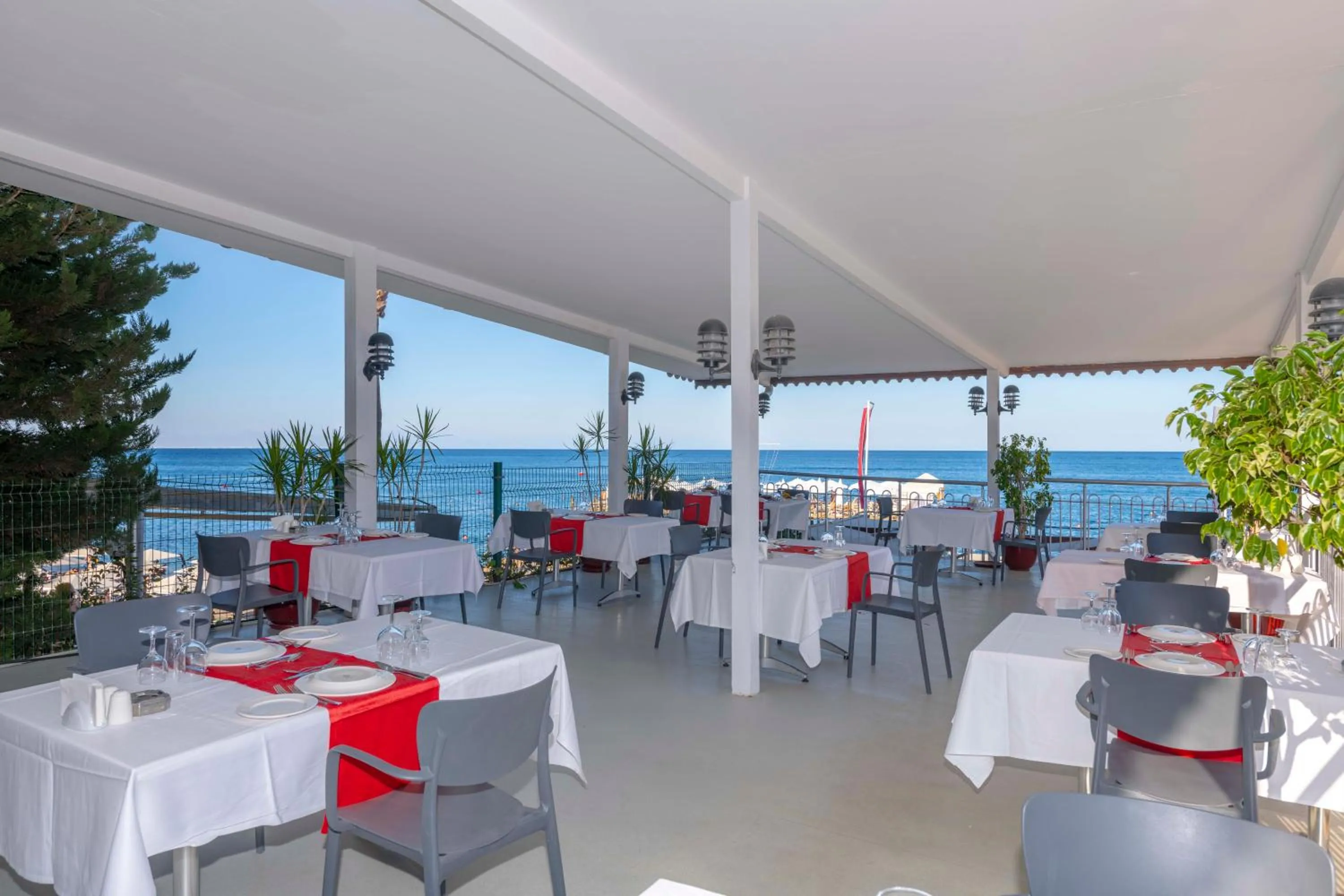 Restaurant/places to eat in Armas Beach