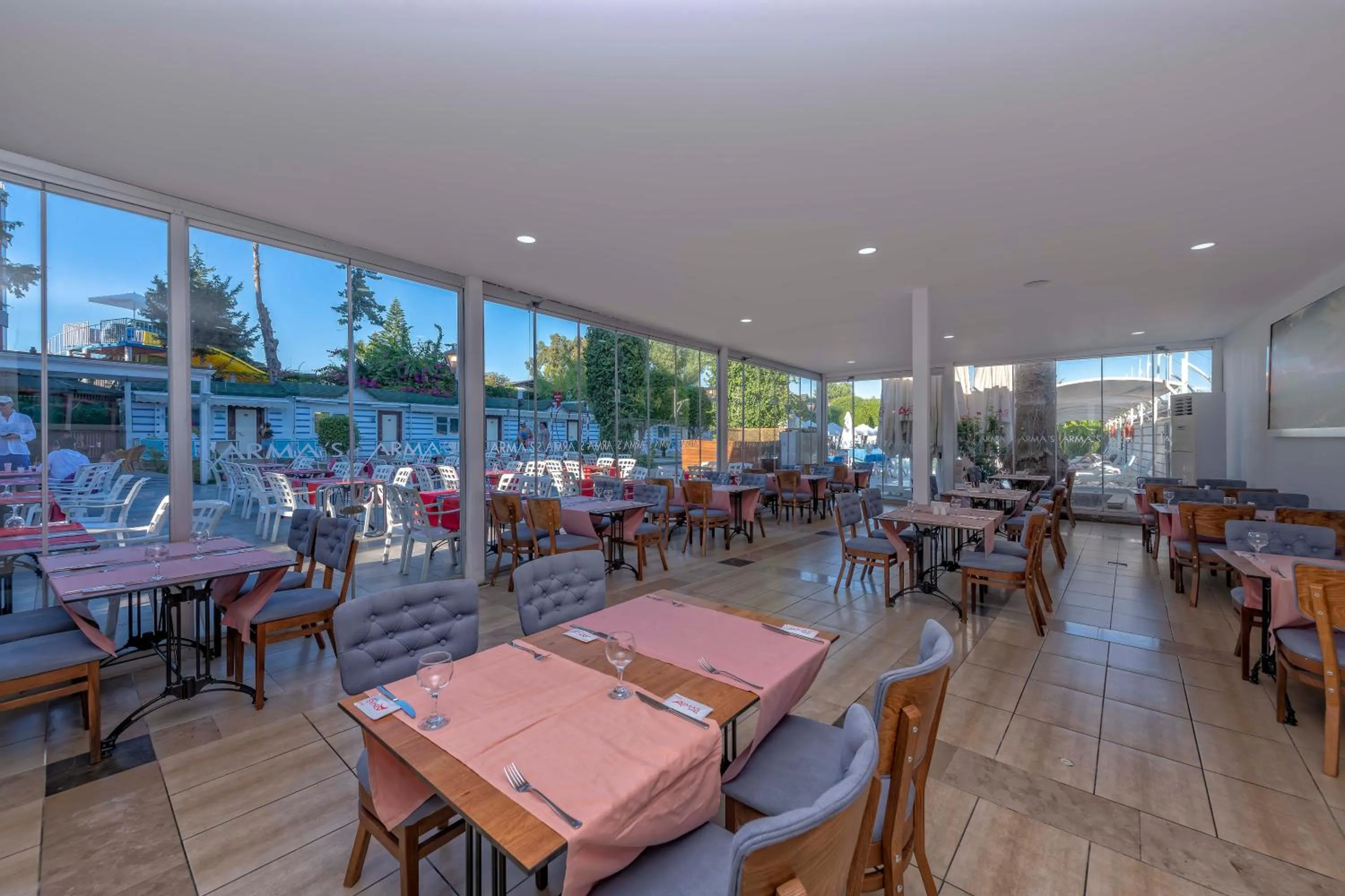 Restaurant/places to eat in Armas Beach