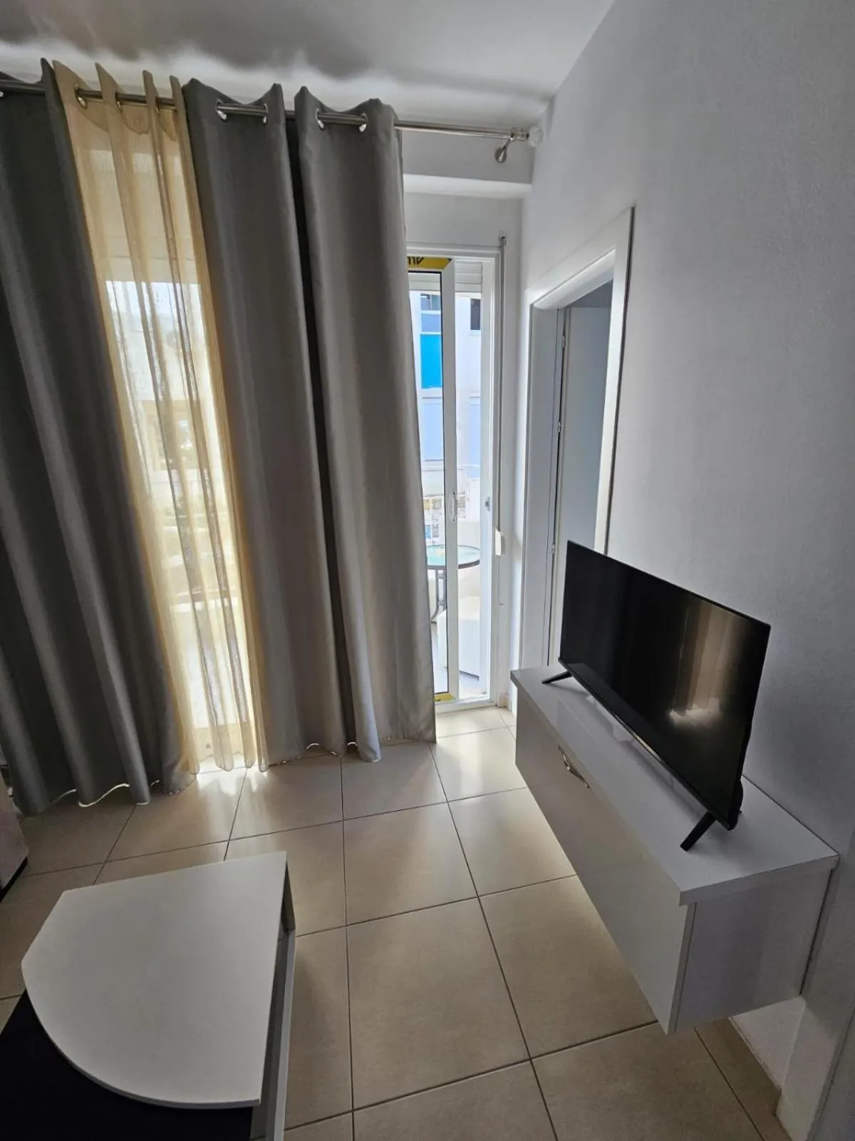 Family Room with Side Sea View in Redsun Apartment