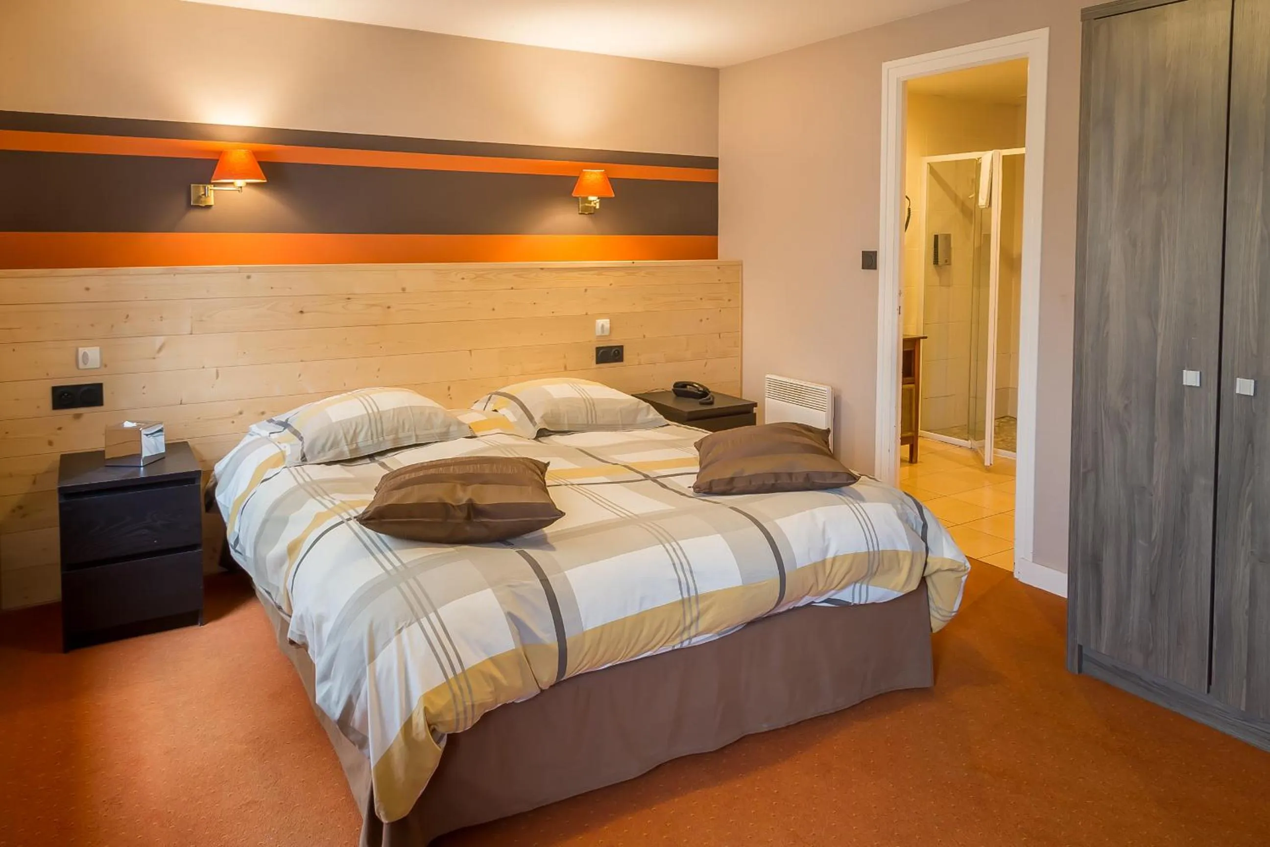 Photo of the whole room, Bed in Hostellerie De La Mer