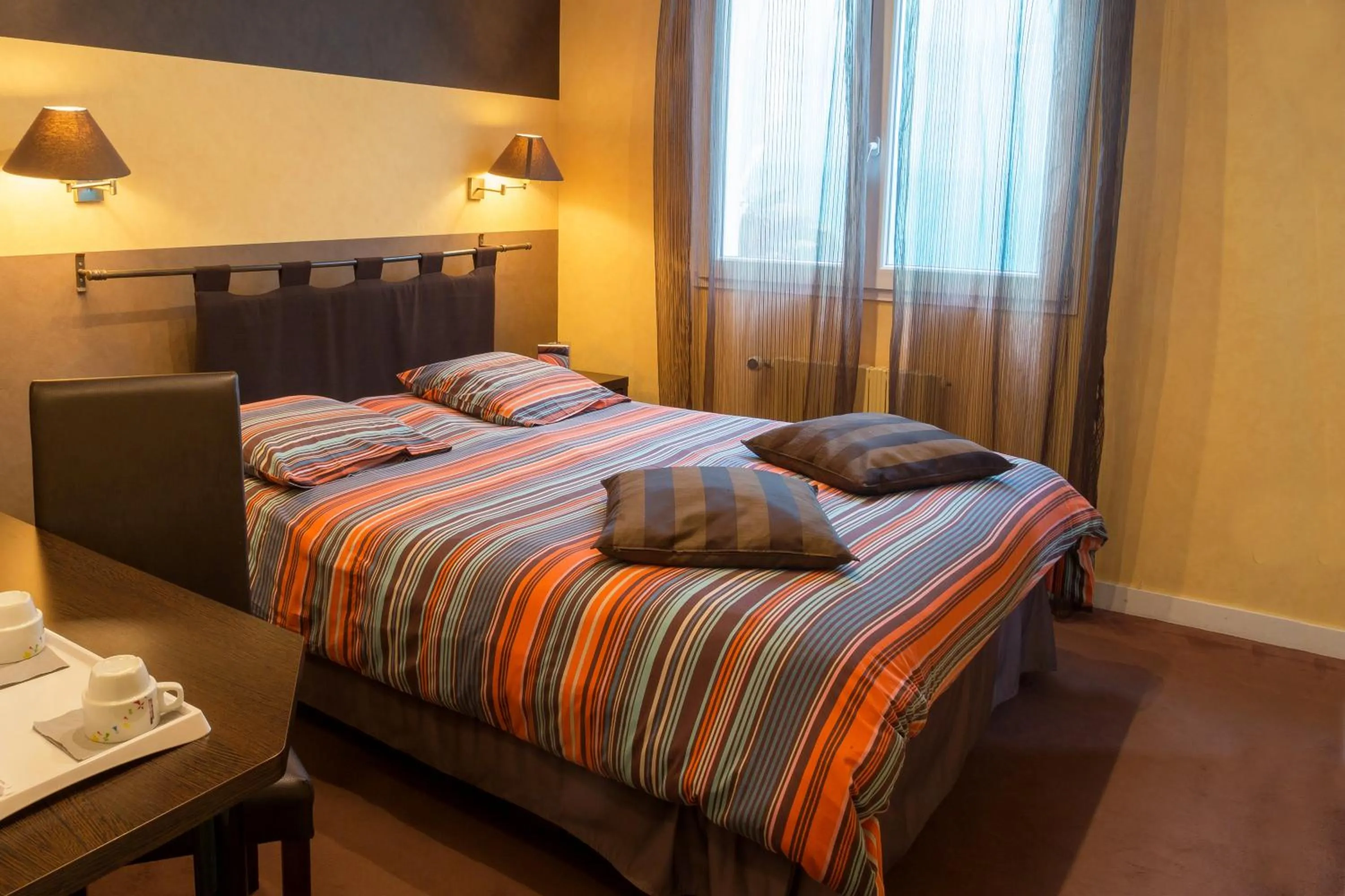 Photo of the whole room, Bed in Hostellerie De La Mer