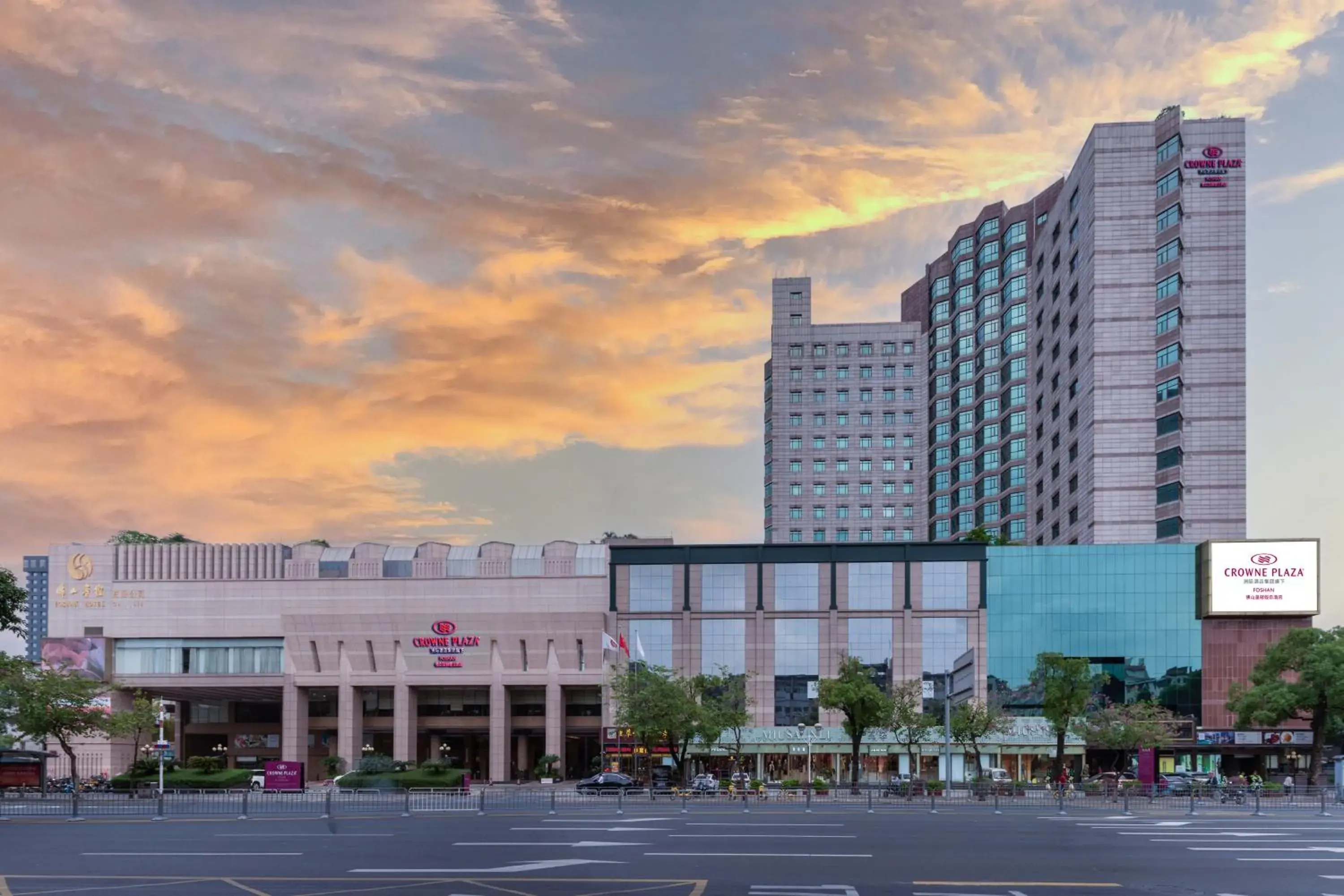 Property building in Crowne Plaza Foshan by IHG - Canton Fair free shuttle bus Property building in Crowne Plaza Foshan by IHG - Canton Fair free shuttle bus