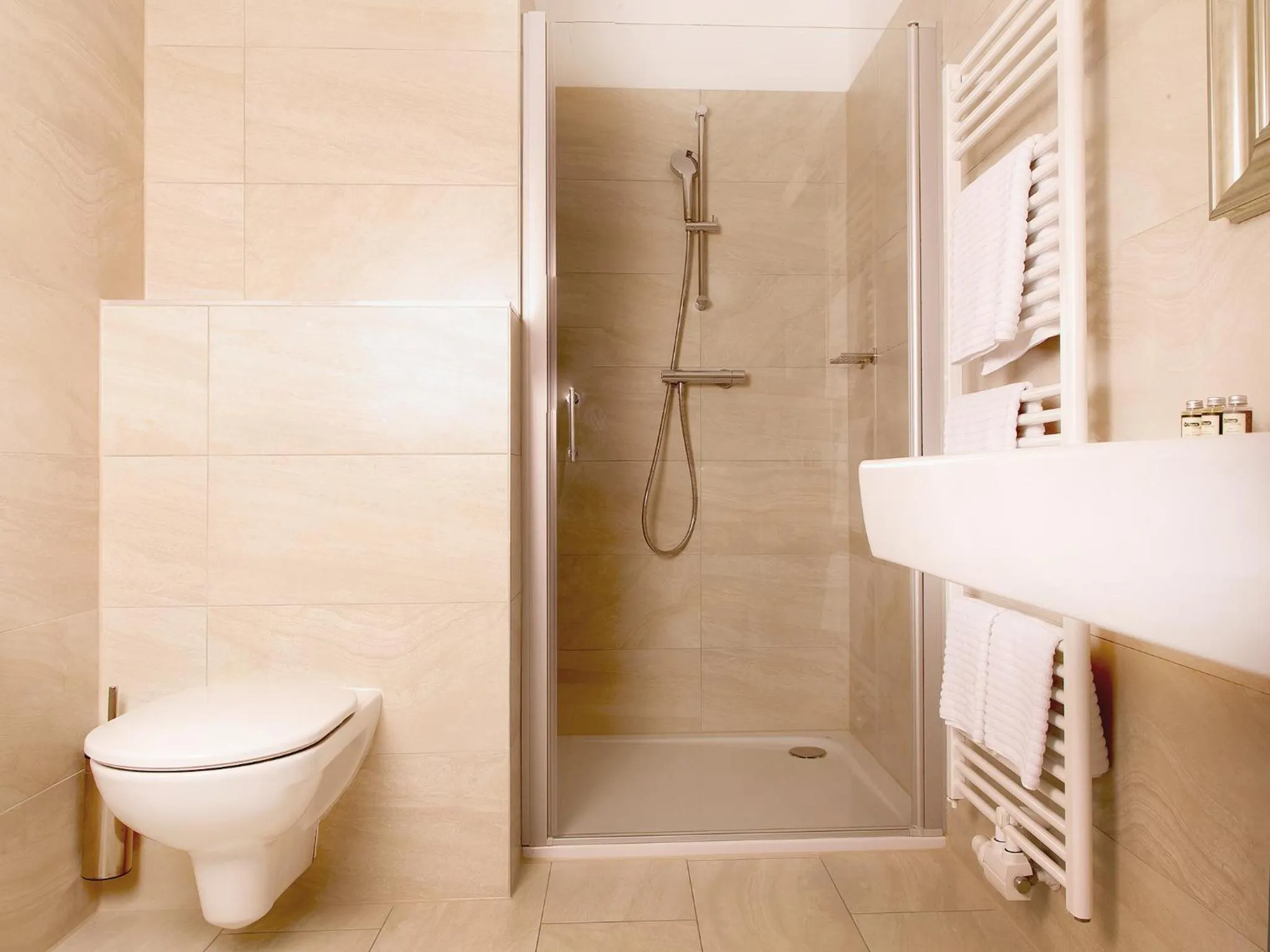 Shower in Pfeiler's Bürgerstüberl - Hotel