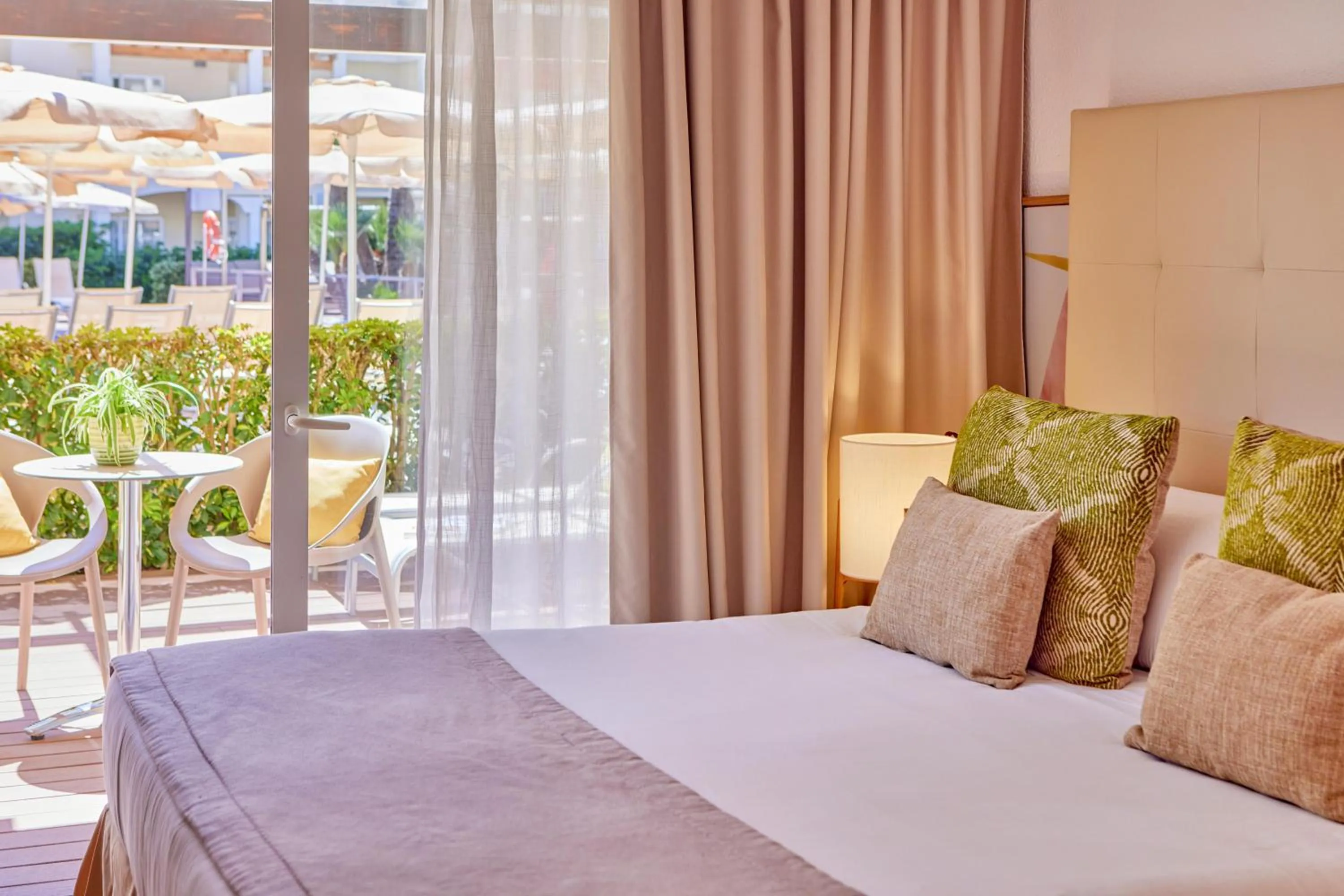 Photo of the whole room, Bed in Zafiro Bahia