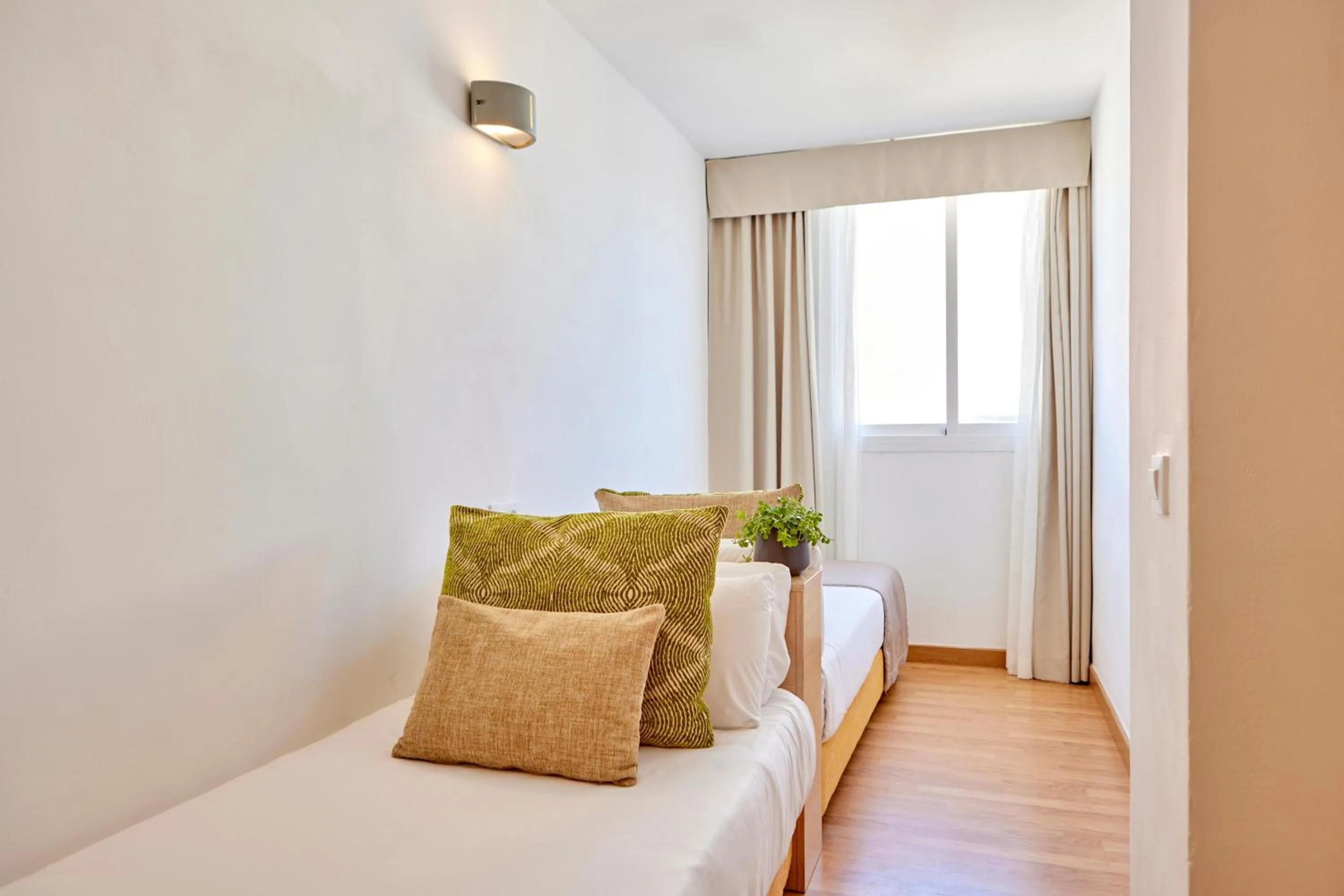 Photo of the whole room, Bed in Zafiro Bahia