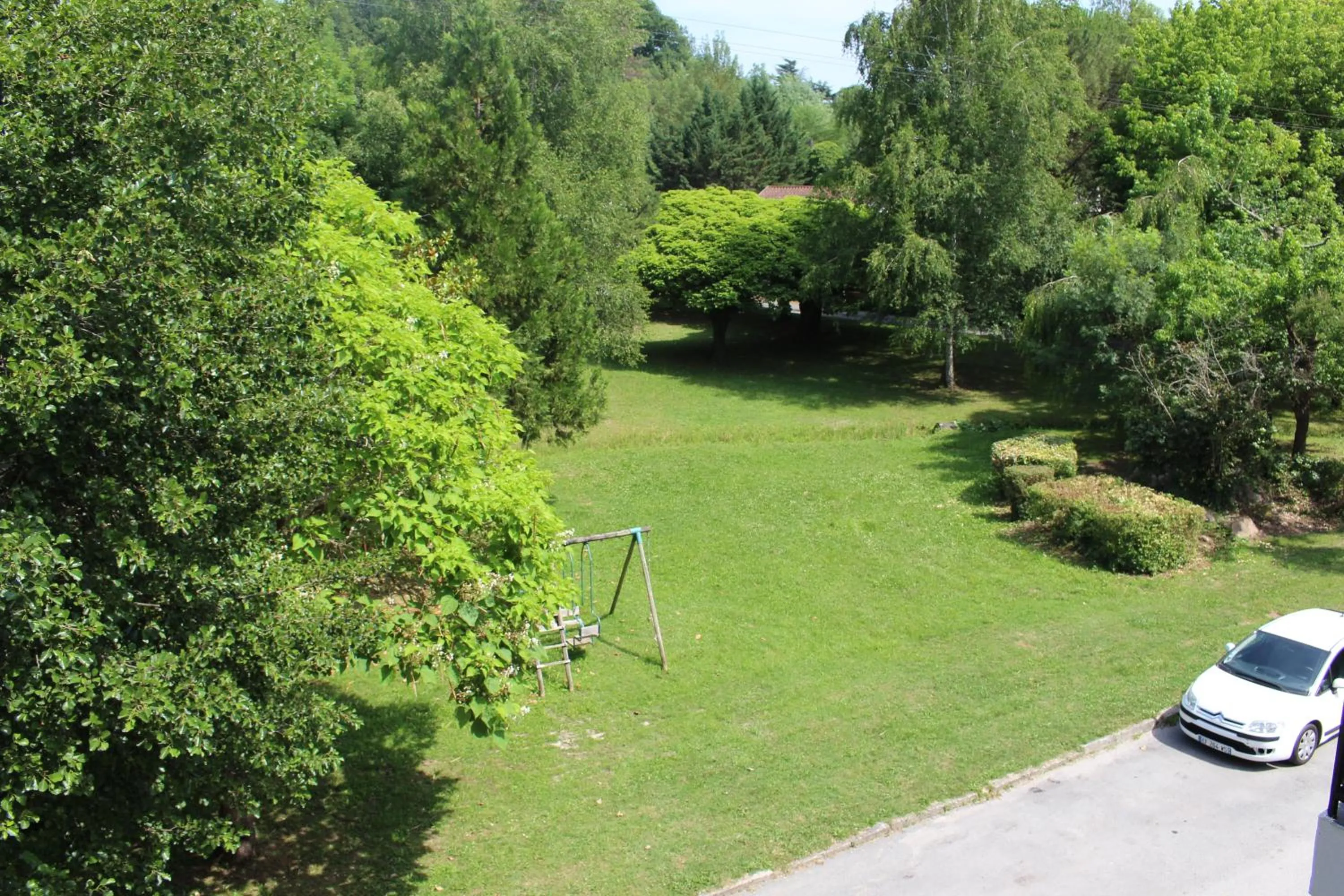 Garden view in Hôtel Etang des Reynats