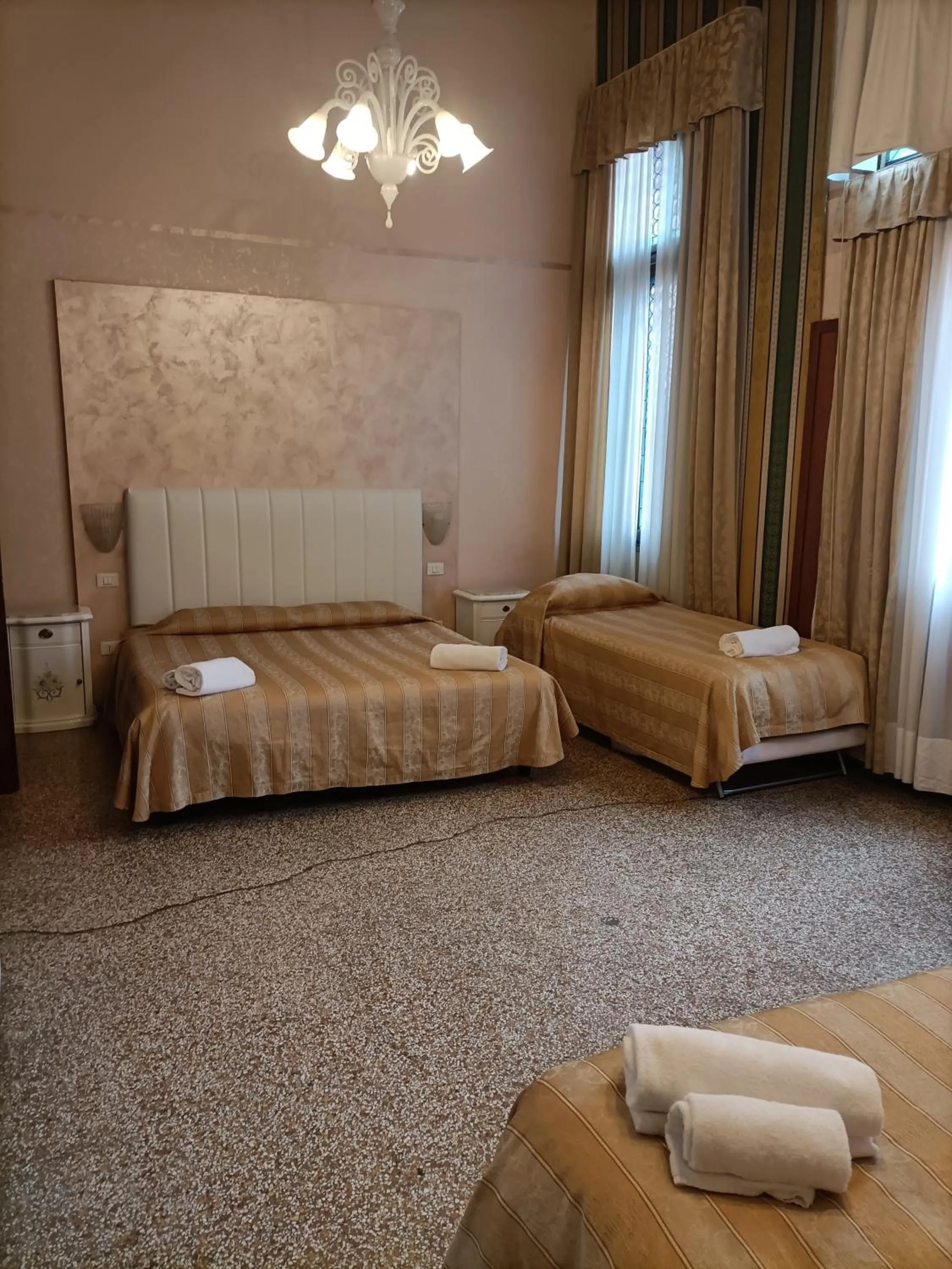 Property building, Bed in Palazzo Lion Morosini - Check in presso Locanda Ai Santi Apostoli