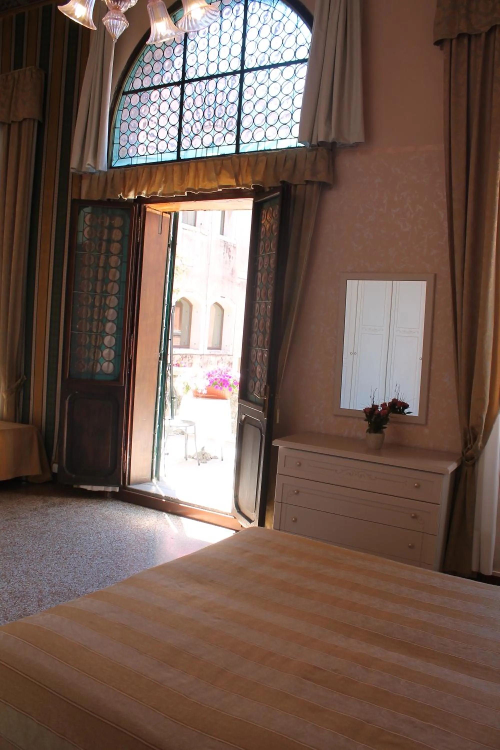 Bedroom, Bed in Palazzo Lion Morosini - Check in presso Locanda Ai Santi Apostoli