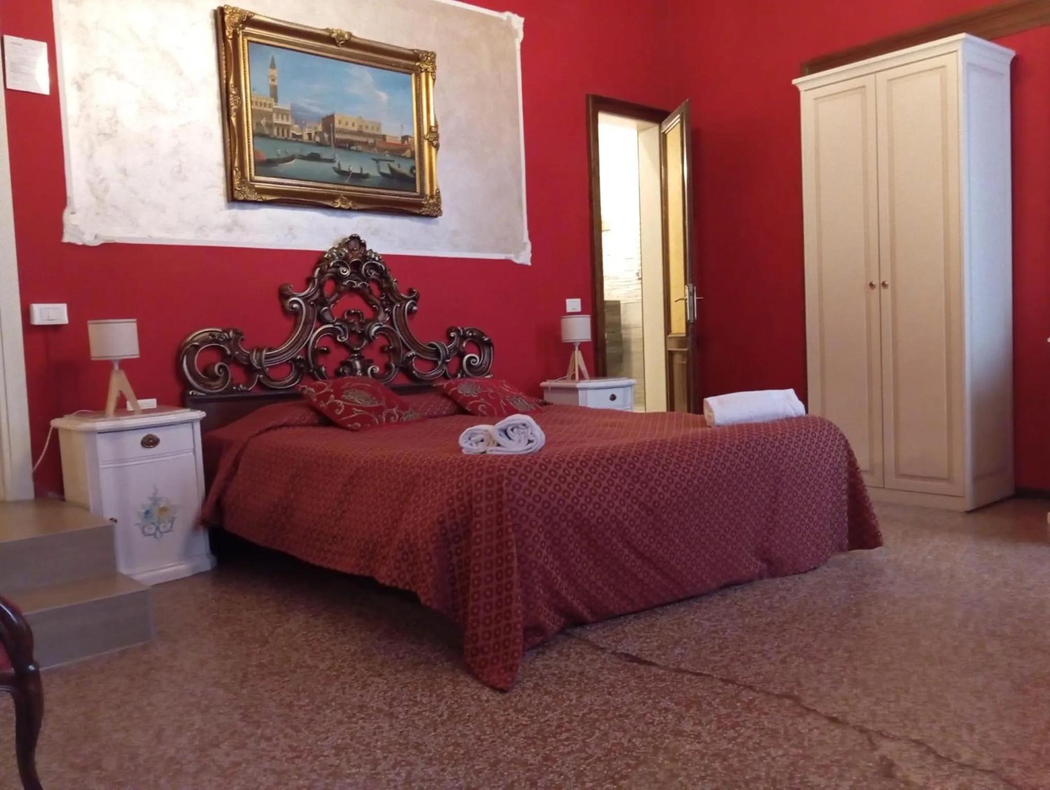 Bathroom, Bed in Palazzo Lion Morosini - Check in presso Locanda Ai Santi Apostoli