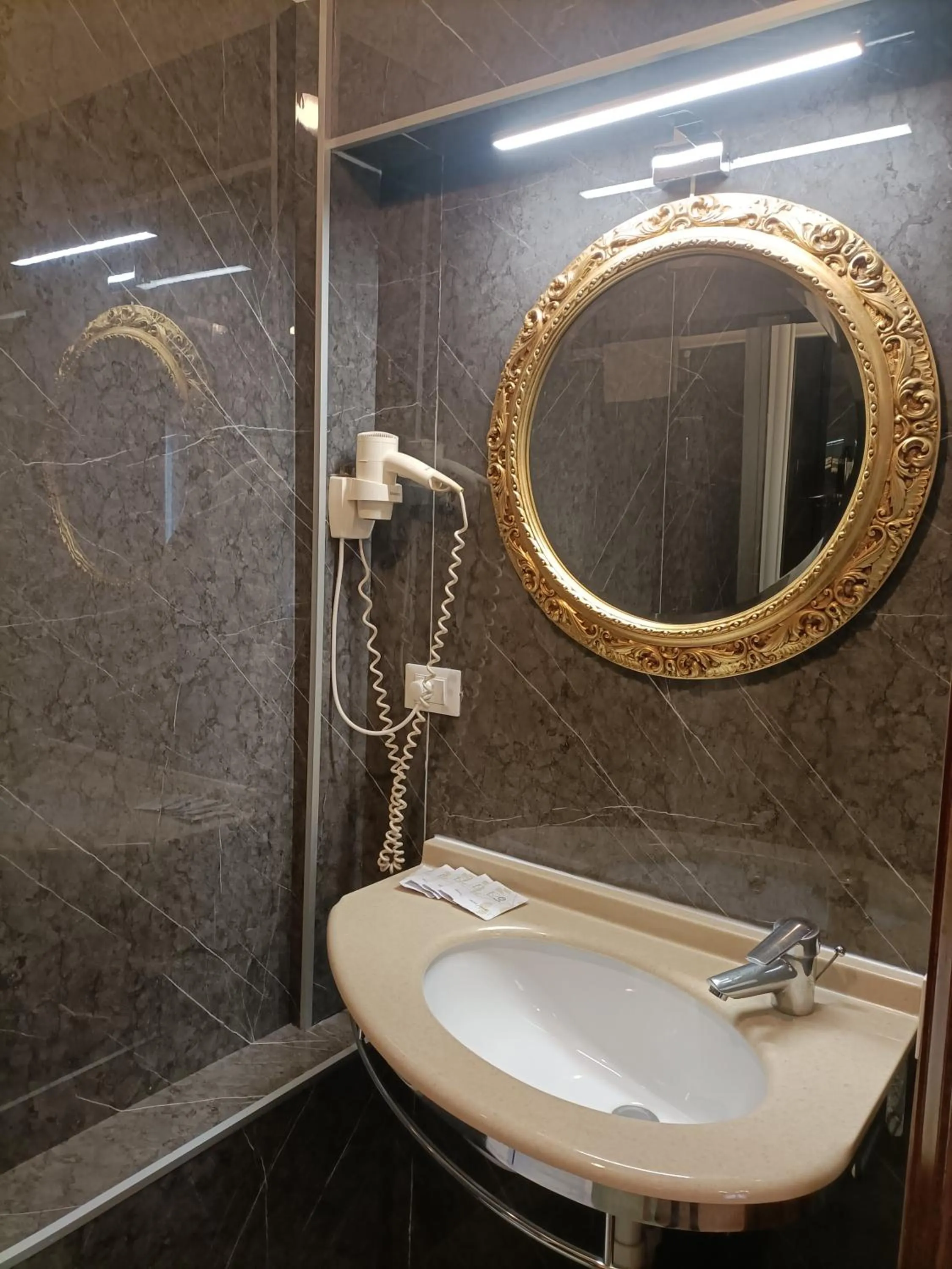 Shower in Palazzo Lion Morosini - Check in presso Locanda Ai Santi Apostoli