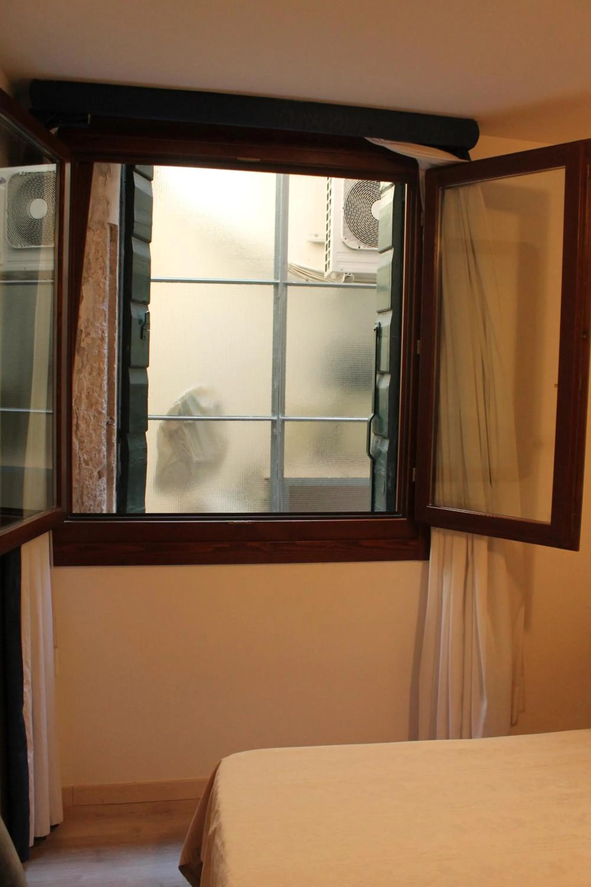 View (from property/room), Bed in Palazzo Lion Morosini - Check in presso Locanda Ai Santi Apostoli