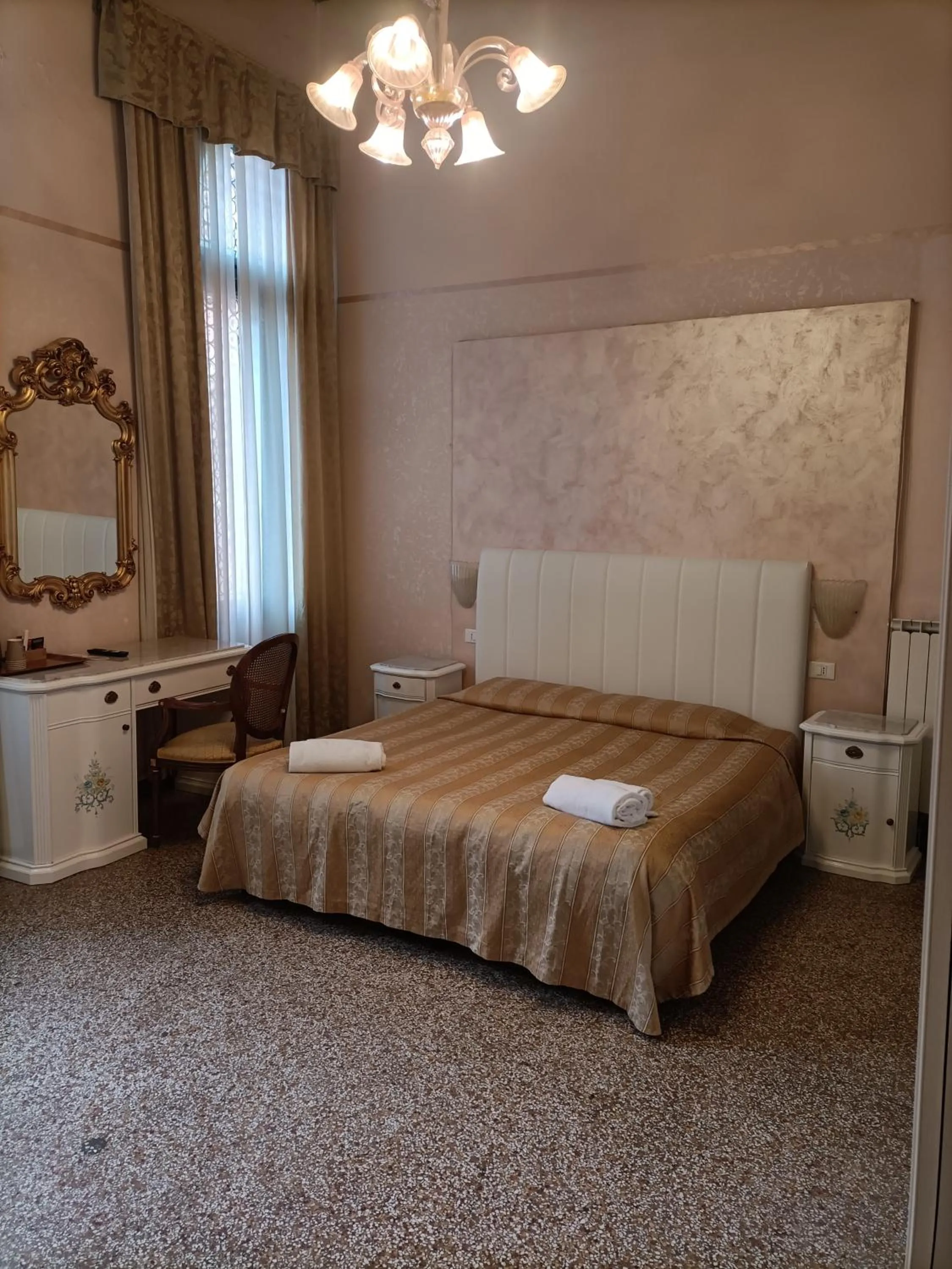 Toilet, Bed in Palazzo Lion Morosini - Check in presso Locanda Ai Santi Apostoli