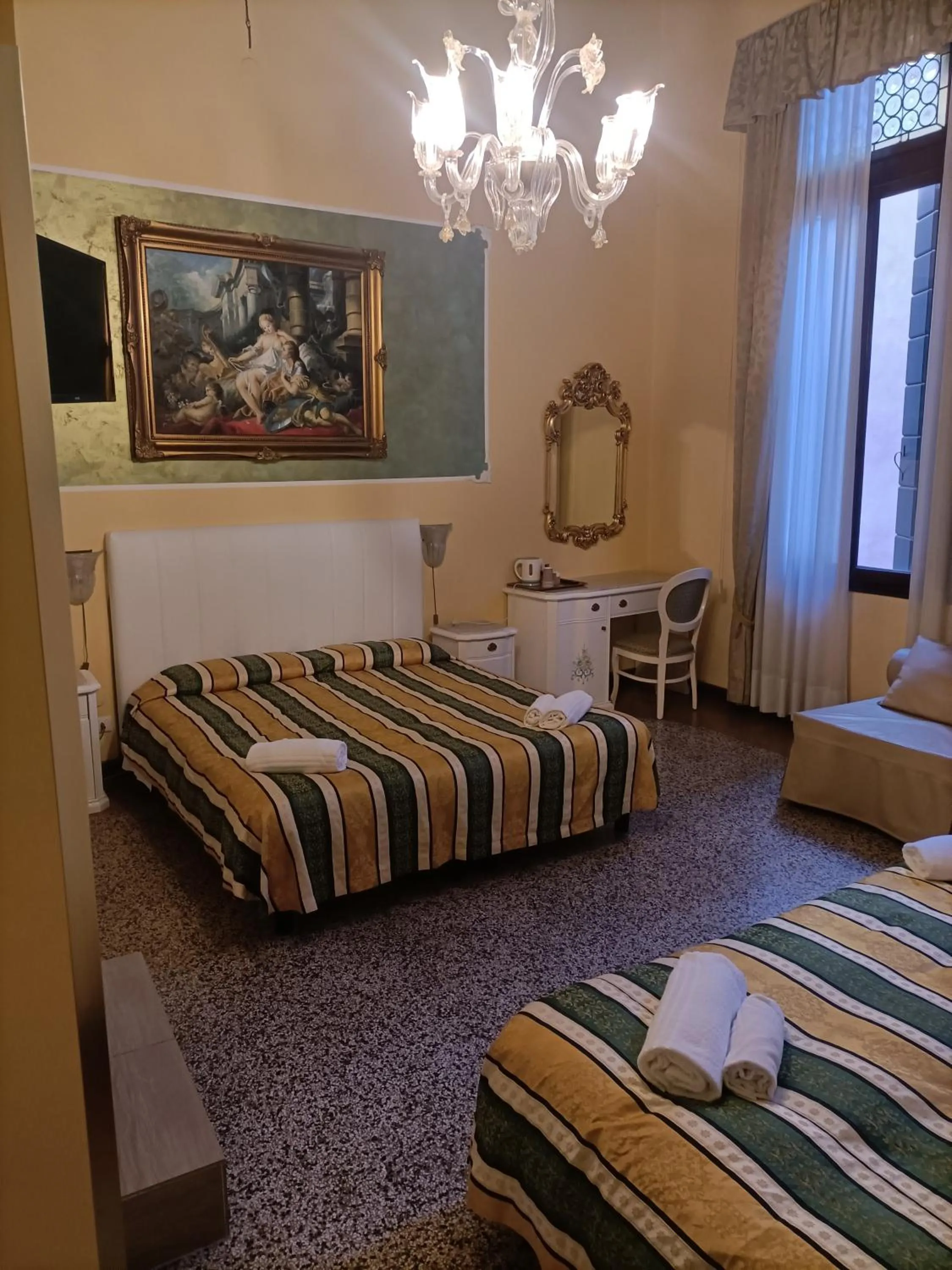 Shower, Bed in Palazzo Lion Morosini - Check in presso Locanda Ai Santi Apostoli