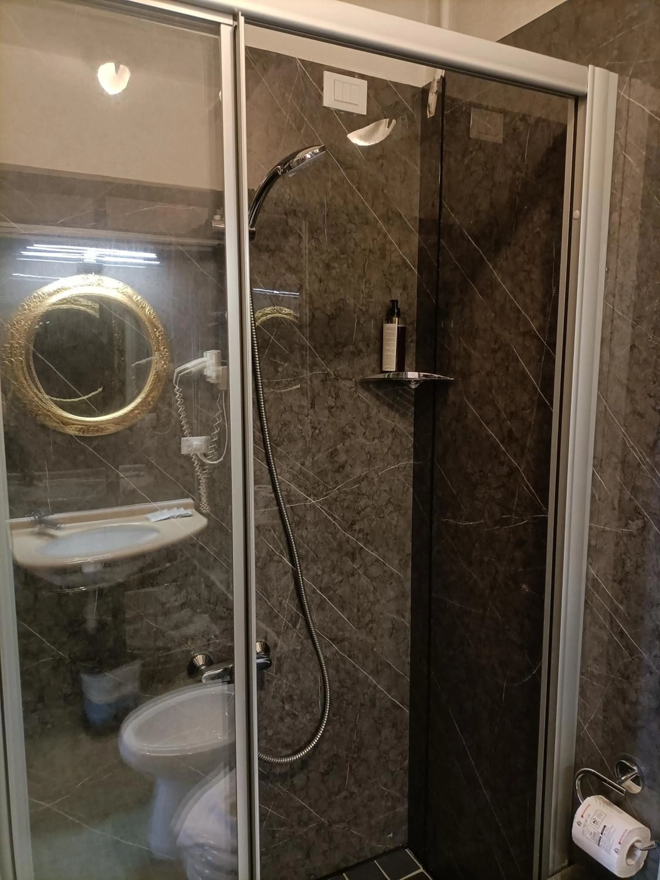 Shower in Palazzo Lion Morosini - Check in presso Locanda Ai Santi Apostoli
