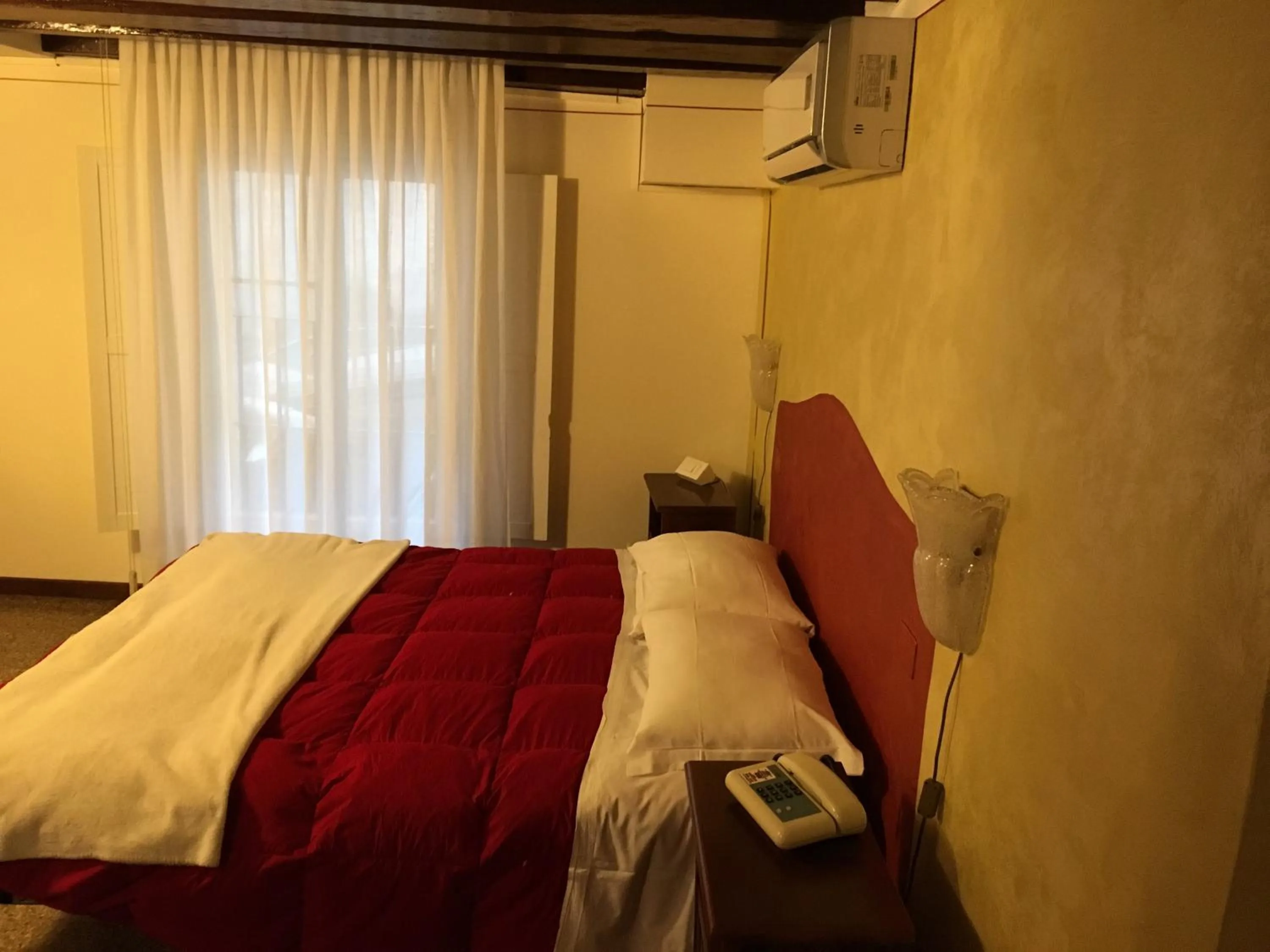 Bedroom, Bed in Palazzo Lion Morosini - Check in presso Locanda Ai Santi Apostoli