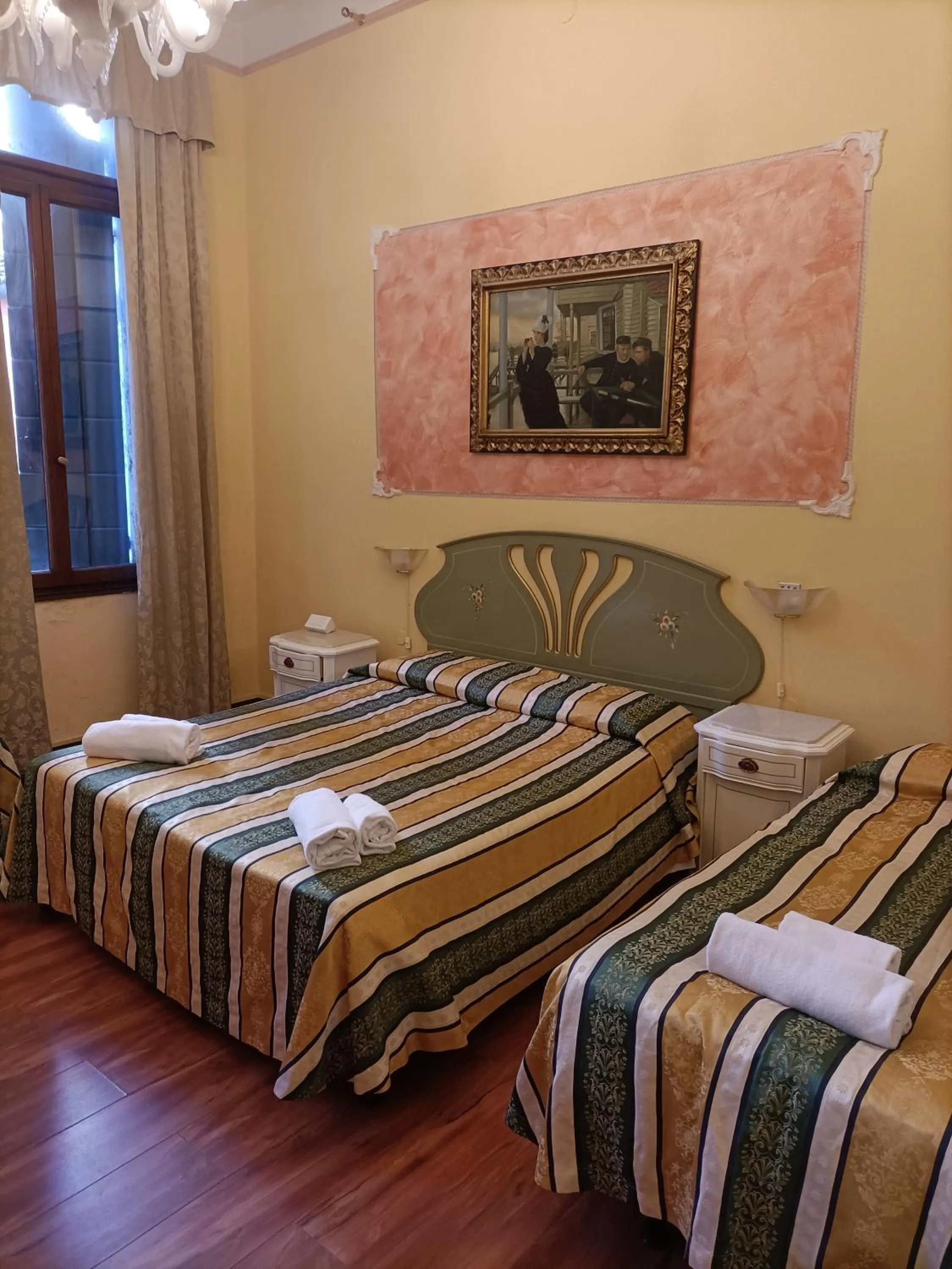 Coffee/tea facilities, Bed in Palazzo Lion Morosini - Check in presso Locanda Ai Santi Apostoli